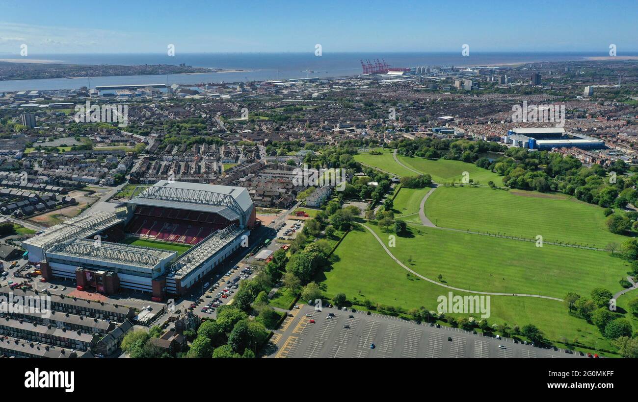 Anfield Stadium, stade du Liverpool football Club et Goodison Parkhome du Everton football Club, face à Stanley Park, à Liverpool, vue aérienne du stade de football. Photo de Sam Bagnall. Banque D'Images