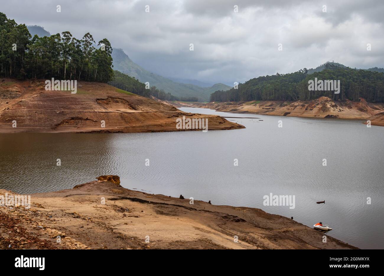 vue sur le lac avec forêt verte est prise à munnar kerala inde montrant la belle nature. Banque D'Images