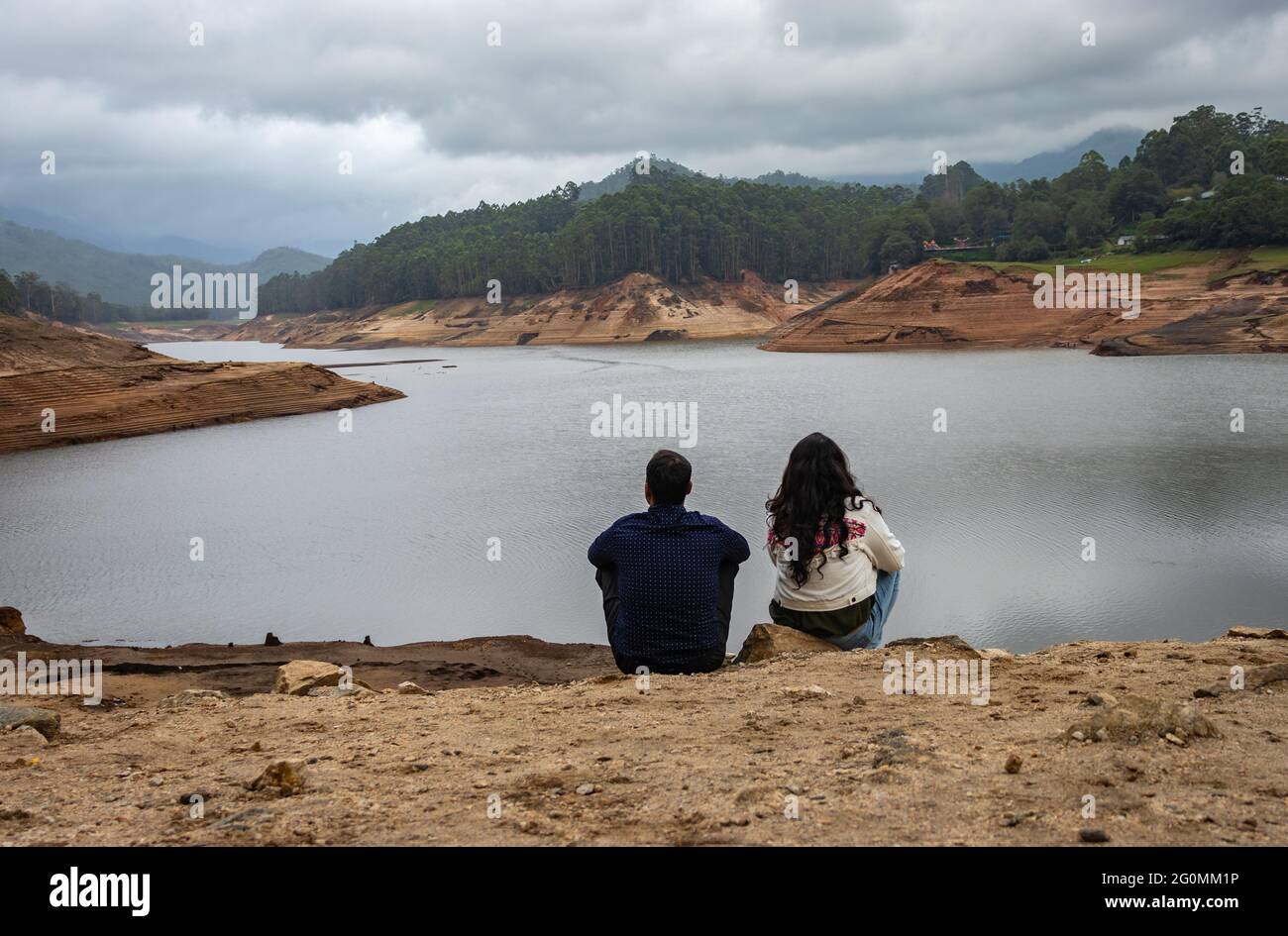 couple penser et sentir la vraie nature à l'image du lac est prise à munnar kerala inde. Banque D'Images