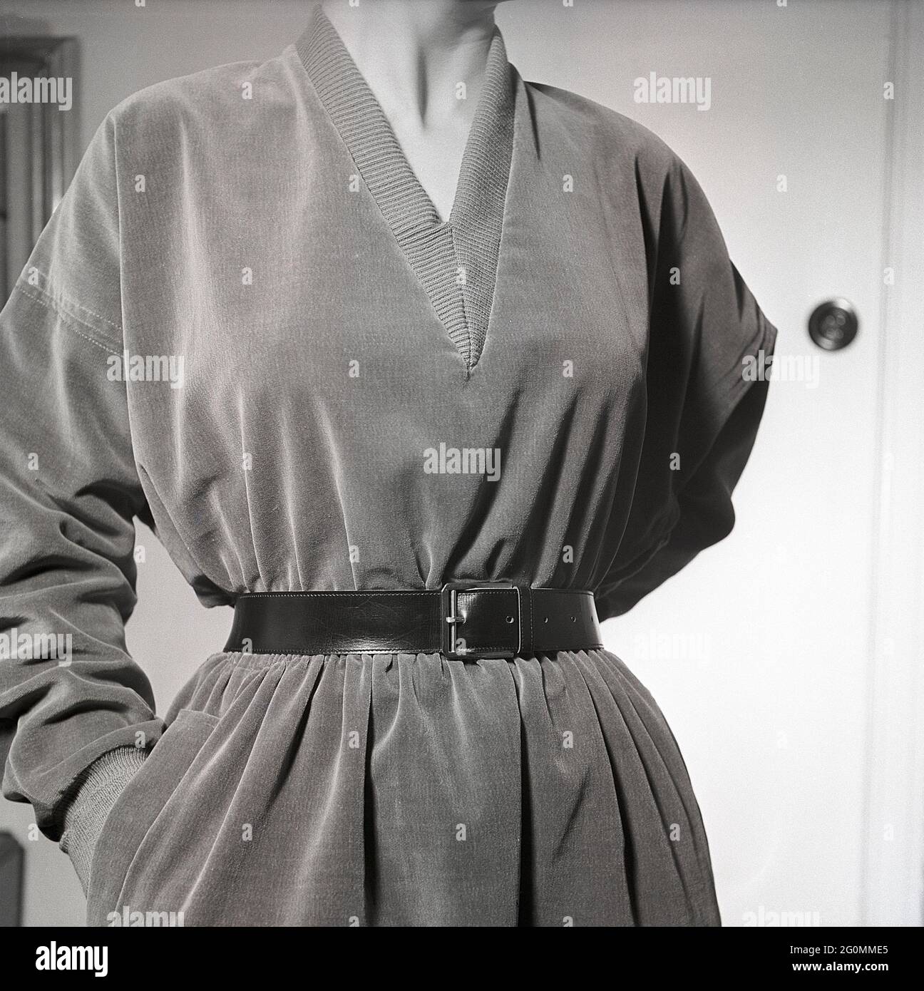 mode des années 1950. Une jeune femme dans une tenue typique des années  1950 avec une ceinture en cuir. Suède 1951 réf. BB6-3 Photo Stock - Alamy