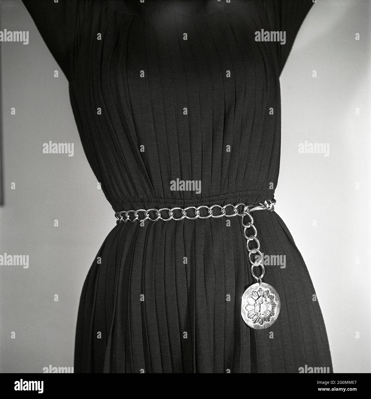 mode des années 1950. Une jeune femme dans une tenue typique des années  1950 avec une ceinture de chaînes et une boucle de ceinture décorative.  Suède 1951 réf. BB6-7 Photo Stock - Alamy