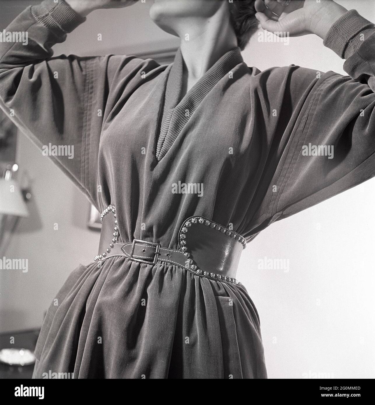 mode des années 1950. Une jeune femme dans une tenue typique des années  1950 avec une ceinture en cuir. Suède 1951 réf. BB6-4 Photo Stock - Alamy