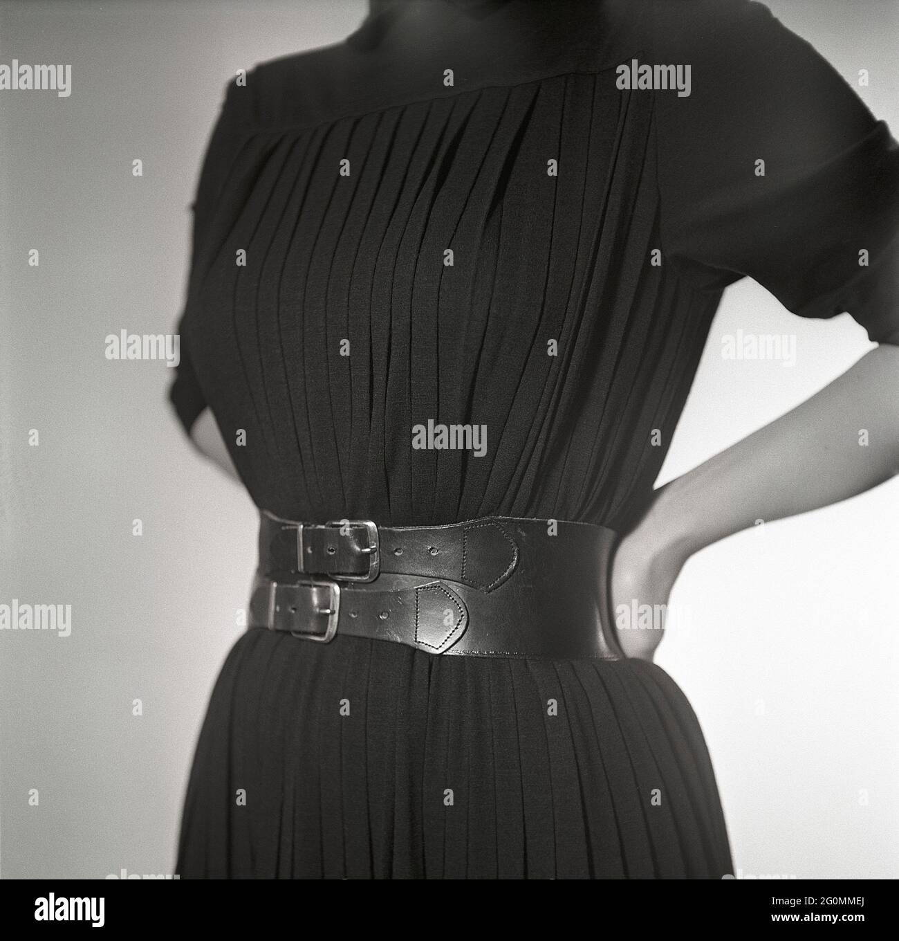 mode des années 1950. Une jeune femme dans une tenue typique des années  1950 avec une ceinture en cuir avec deux boucles de ceinture. Suède 1951  réf. BB6-6 Photo Stock - Alamy
