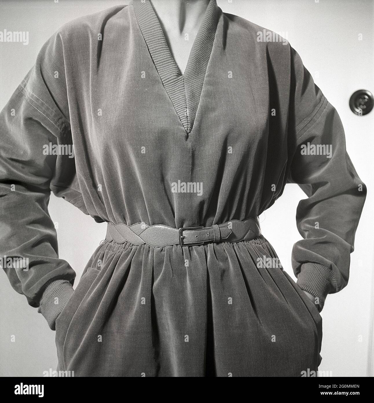 mode des années 1950. Une jeune femme dans une tenue typique des années 1950 avec une ceinture en cuir. Suède 1951 réf. BB6-5 Banque D'Images