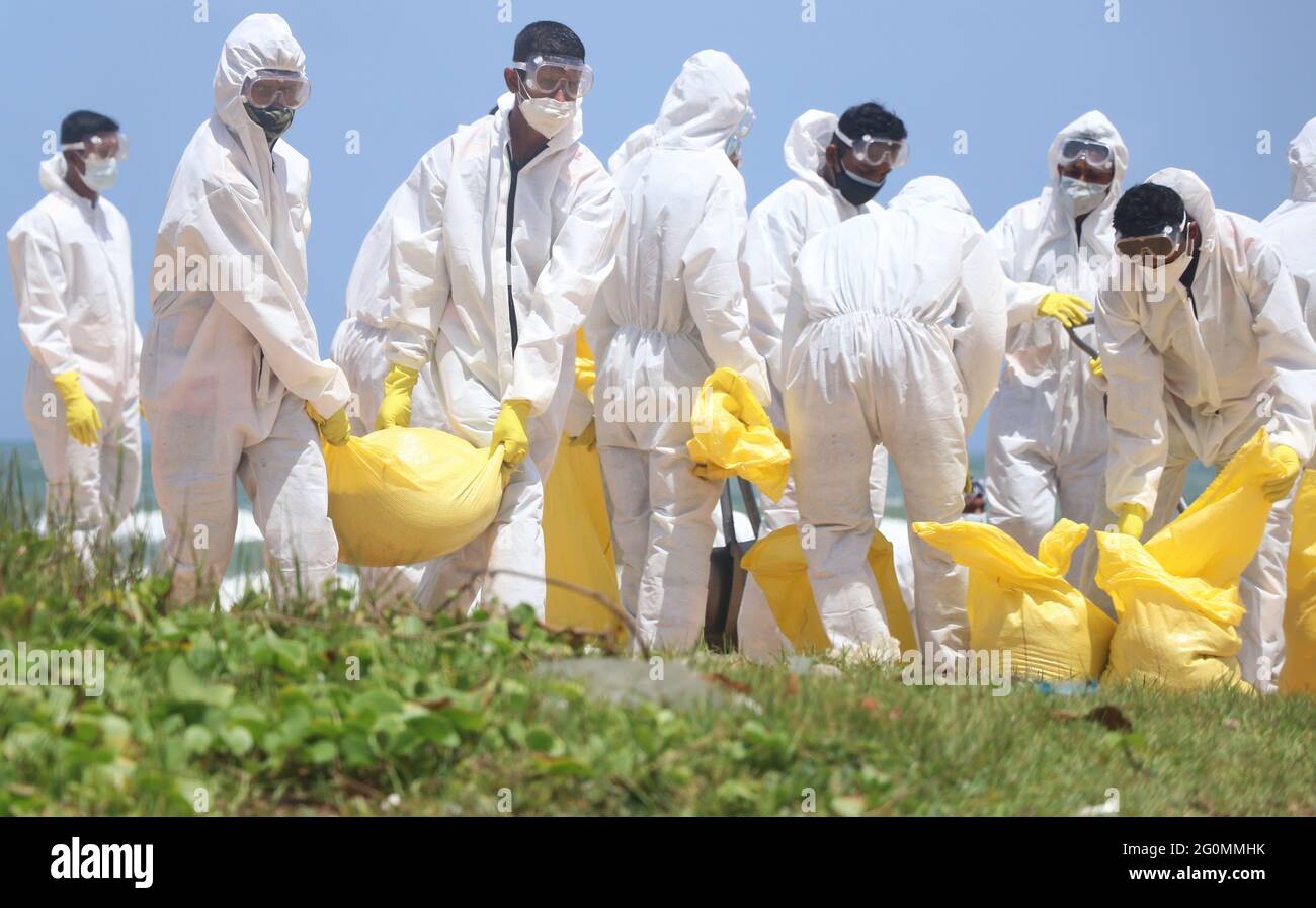 Colombo, Sri Lanka. 1er juin 2021. (6/1/2021) le personnel de l'armée sri-lankaise enlève les débris sur la plage de Moratuwa, près de Colombo. Des débris ont été lavés à terre au cours de la semaine passée à partir d'un navire à conteneurs de Singapour, MV X-Press Pearl, qui avait pris feu à environ dix milles marins du port de Colombo. (Photo de Saman Abesiriwardana/Pacific Press/Sipa USA) crédit: SIPA USA/Alay Live News Banque D'Images