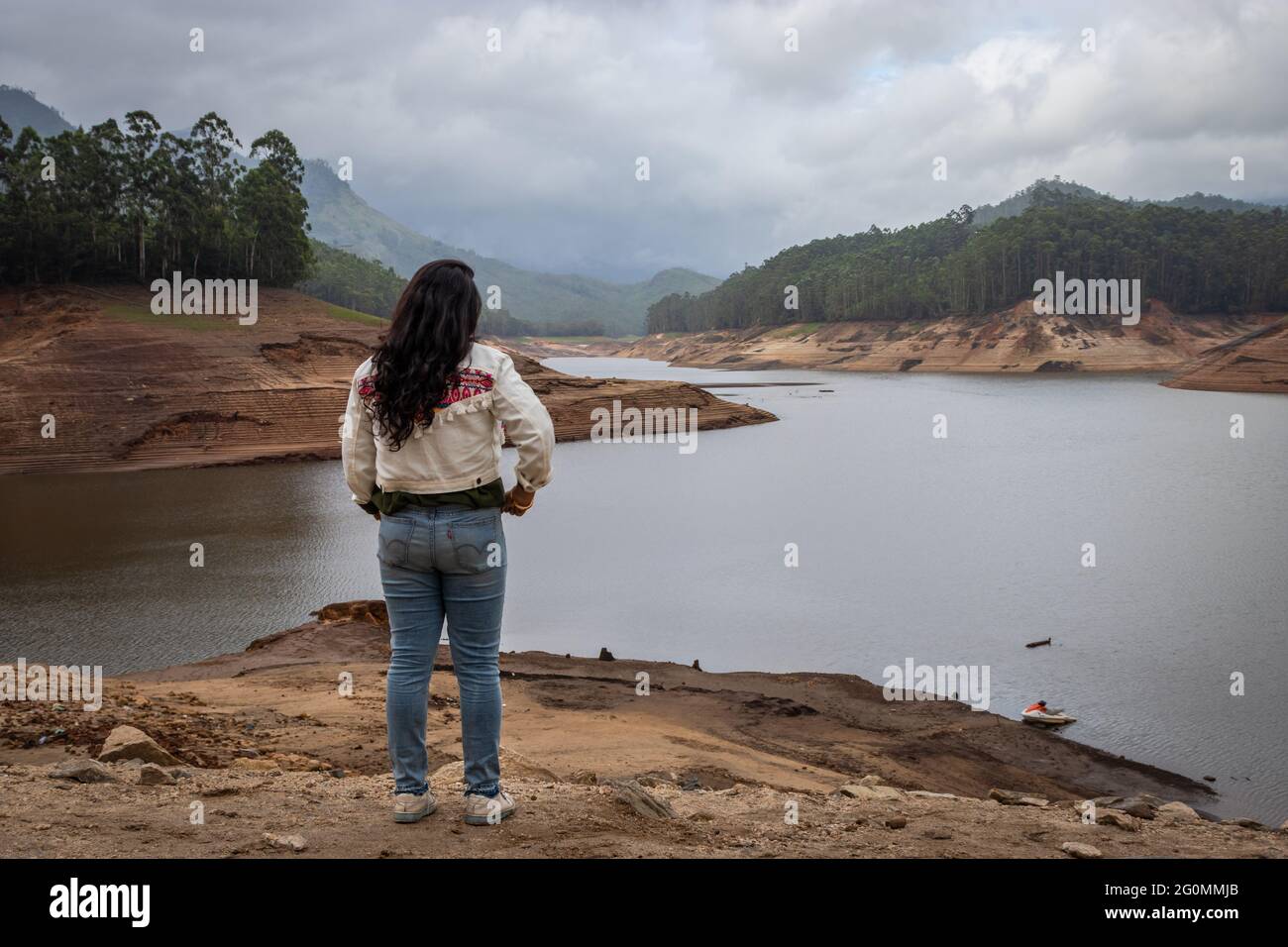 fille penser et sentir la vraie nature à l'image du lac est prise à munnar kerala inde. Banque D'Images