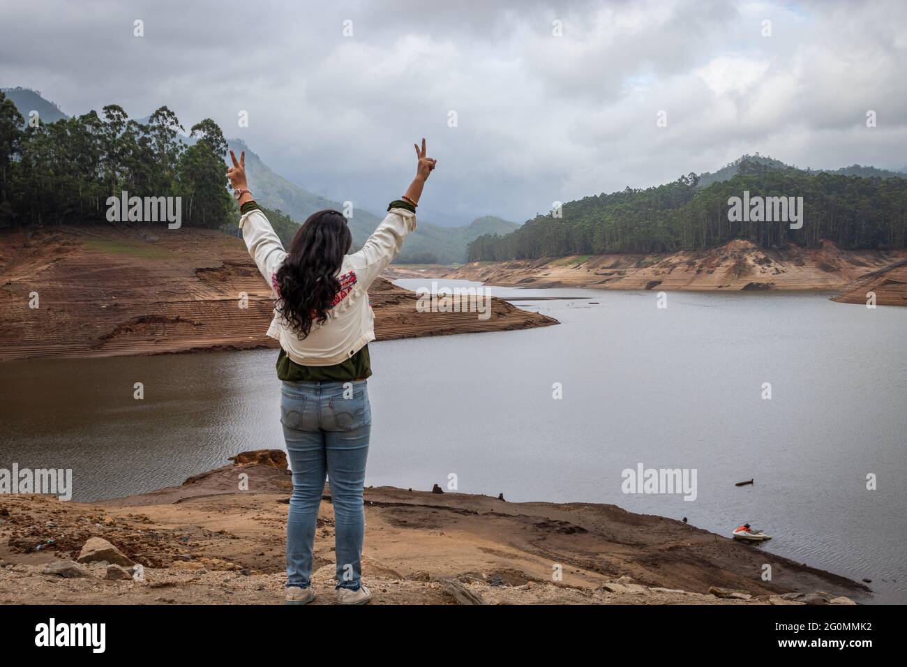 fille penser et sentir la vraie nature à l'image du lac est prise à munnar kerala inde. Banque D'Images