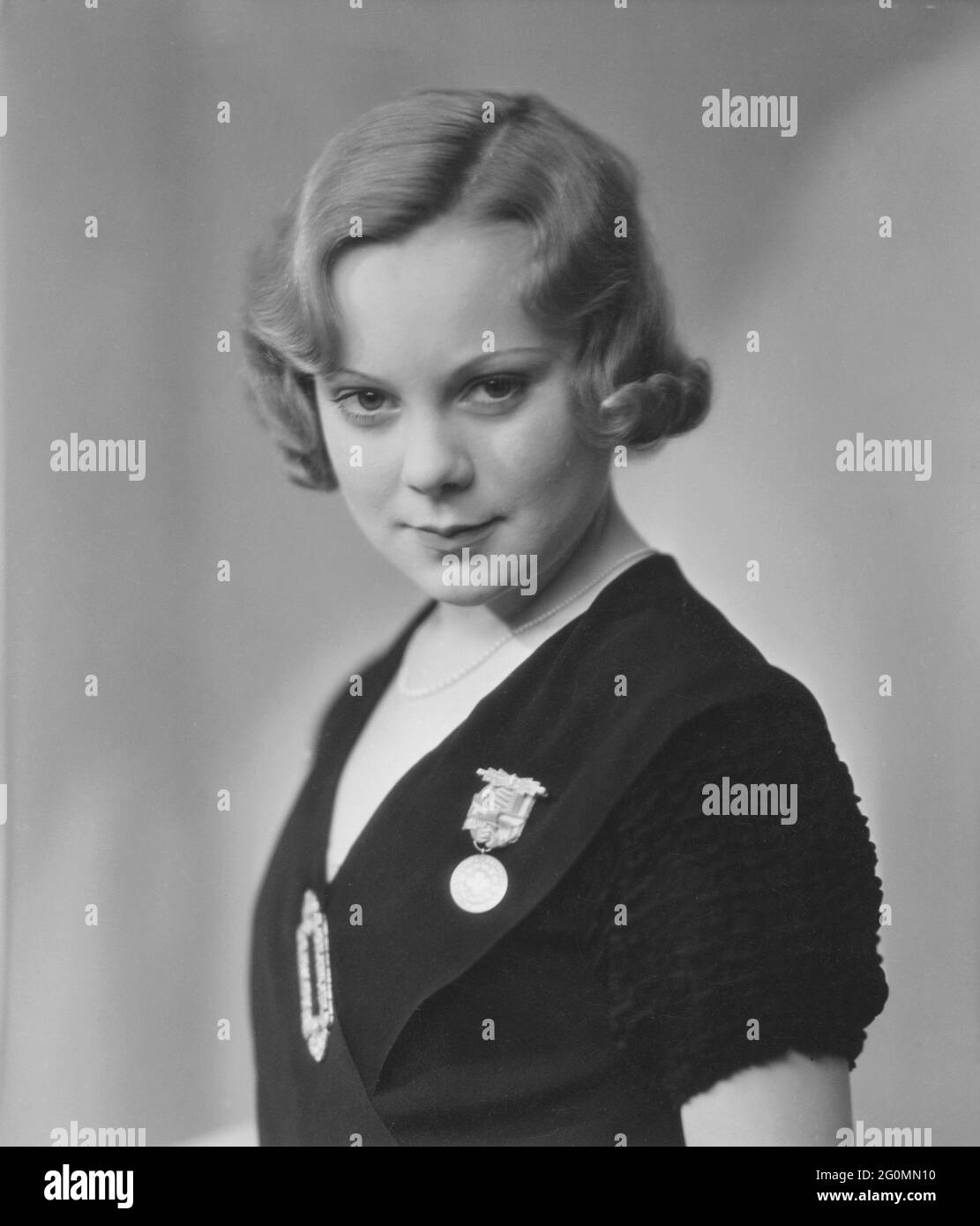 Sonja Henie. Champion norvégien de patinage artistique, né en avril 8 mort en octobre 12 1969. Photo de son anniversaire de 21 et une médaille d'honneur reçue par la Finlande. Avril 8 1933. Banque D'Images Sonja Henie. Champion norvégien de patinage artistique, né en avril 8 mort en octobre 12 1969. Photo de son anniversaire de 21 et une médaille d'honneur reçue par la Finlande. Avril 8 1933. Banque D'Images