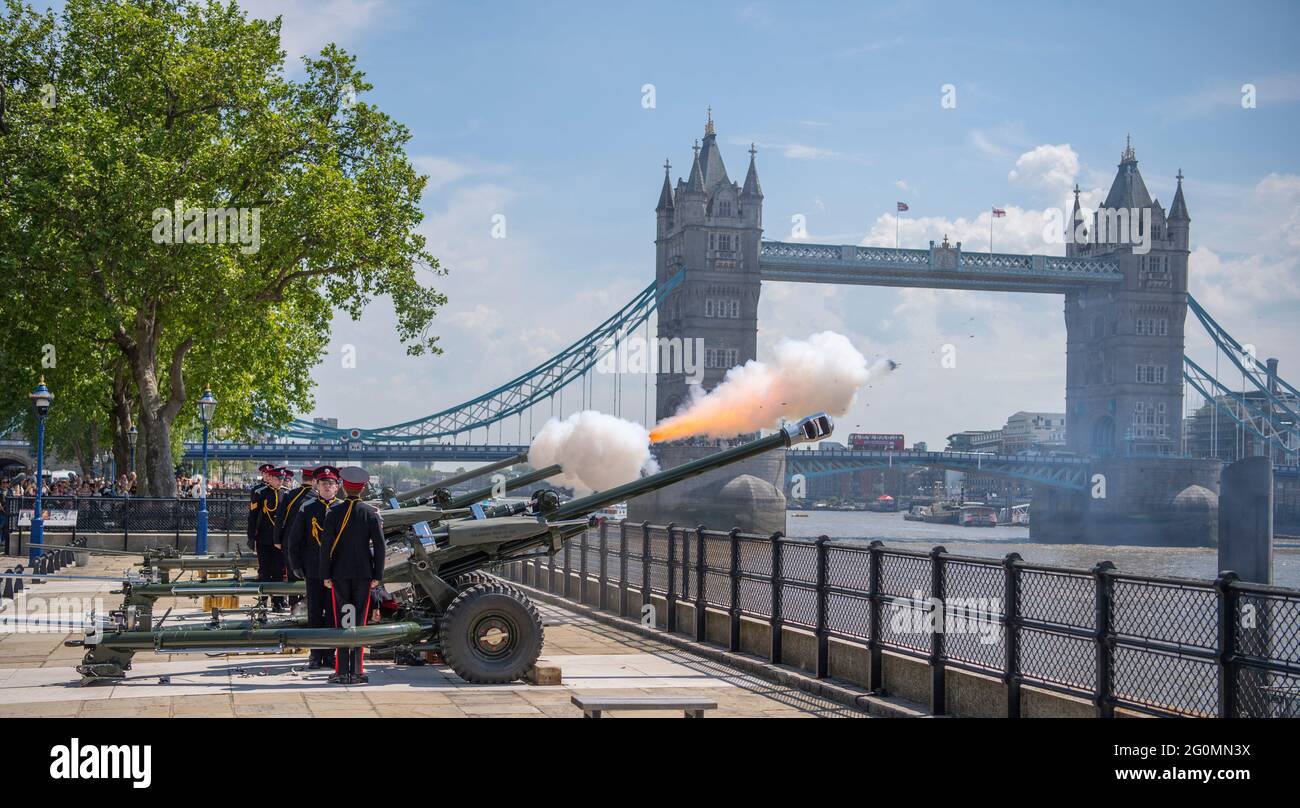 La Tour de Londres, Royaume-Uni. 2 juin 2021. Les soldats de la Force régulière et de la Réserve de l’Armée britannique marquent le 68e anniversaire du couronnement de sa Majesté la Reine à Londres avec des salutes d’armes à feu cérémonielles. L’honorable Artillery Company (HAC), le Régiment de l’Armée de réserve de la ville de Londres, en tenue de cérémonie, a tiré un pistolet de salut 62 à dix secondes d’intervalle, à partir de 13 h au-dessus de la Tamise, à partir de leurs trois pistolets légers de cérémonie L118, semblables à ceux utilisés de façon opérationnelle ces dernières années en Afghanistan. Crédit : Malcolm Park/Alay Live News. Banque D'Images