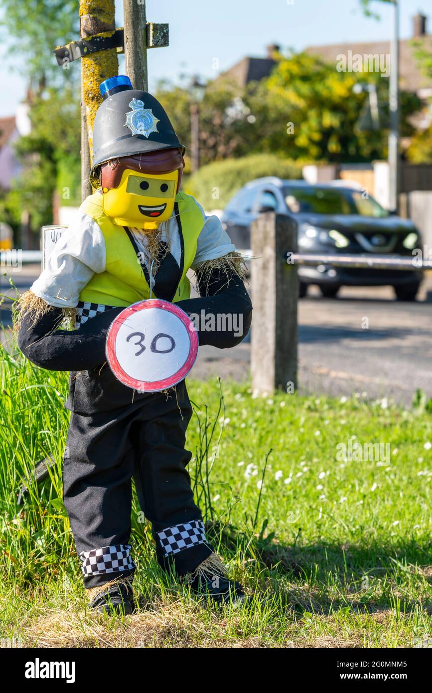 Un policier de LEGO a imposé une limite de vitesse de 30 km/h pour participer à la compétition du village de Scarecrow à Haiering Atte Bower, Essex, Royaume-Uni Banque D'Images