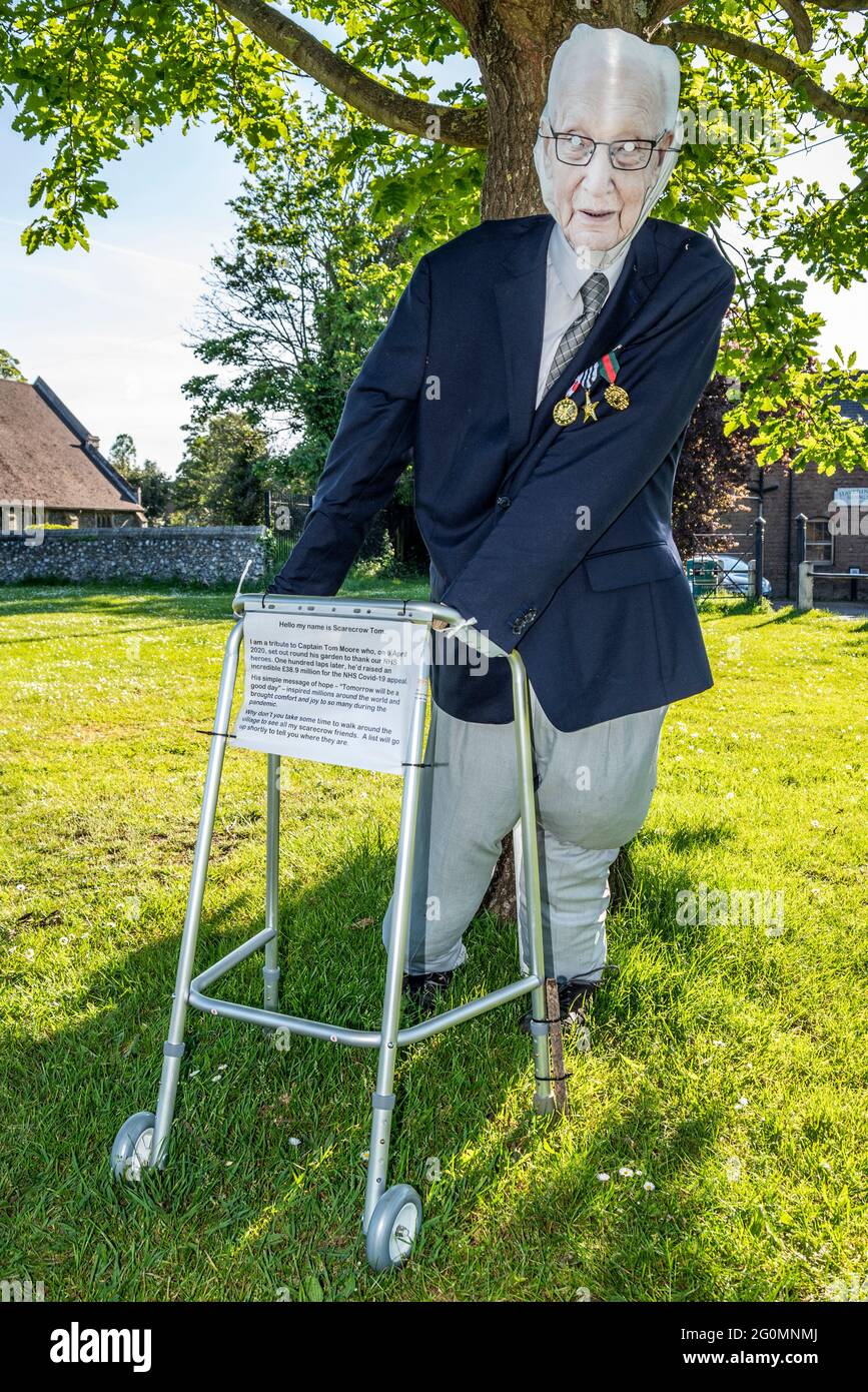 Effigie de l'entrée du capitaine Tom Moore à la compétition du village de Scarecrow à Haiering Atte Bower, Essex, Royaume-Uni. Sur le village vert Banque D'Images