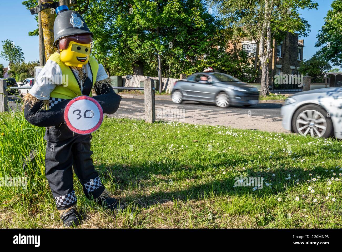 Un policier de LEGO a imposé une limite de vitesse de 30 km/h pour participer à la compétition du village de Scarecrow à Haiering Atte Bower, Essex, Royaume-Uni Banque D'Images