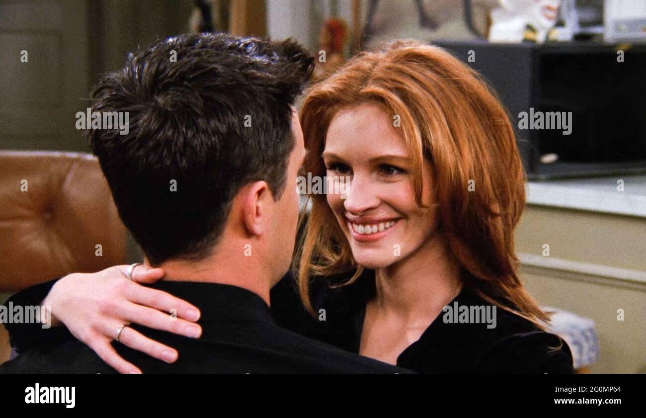 ÉTATS-UNIS. Matthew Perry et Julia Roberts dans une scène de (C)NBC TV  series: Friends (1994C2004) ( saison 2 , épisode 13 - celui après le  Superbowl: Partie 2 ). REF: LMK110-J7152-280521 fourni
