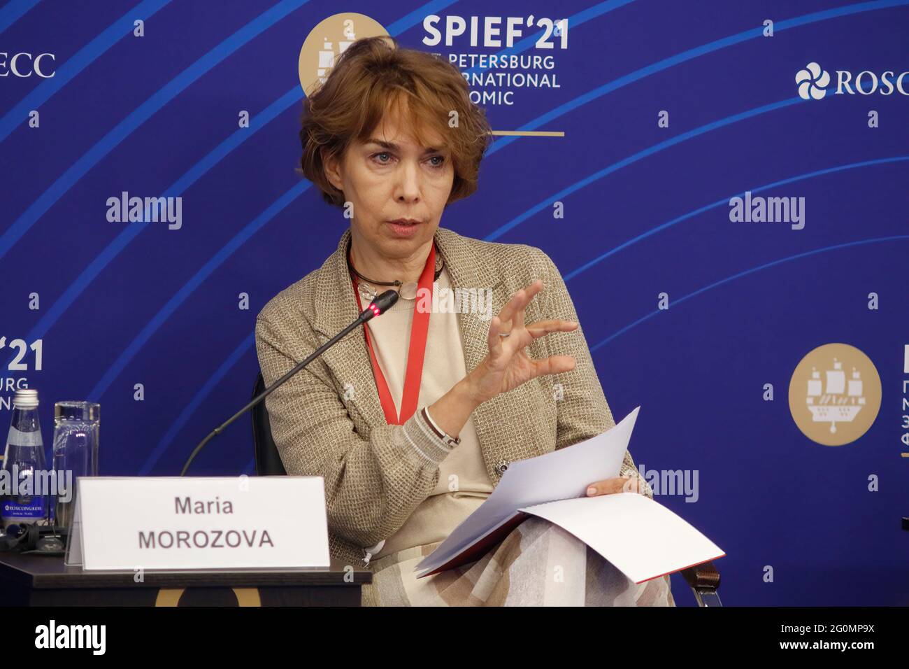 Saint-Pétersbourg, Russie. 02 juin 2021. Maria Morozova, Directrice générale, Elena et la Fondation de bienfaisance Gennady Timchenko s'exprime au Forum économique international de Saint-Pétersbourg (SPIEF), une plate-forme clé pour le dialogue créatif d'affaires. Des représentants des entreprises et des gouvernements se réunissent au Forum économique international de Saint-Pétersbourg (SPIEF) pour discuter du rôle des projets créatifs dans le développement des villes créatives. Crédit : SOPA Images Limited/Alamy Live News Banque D'Images