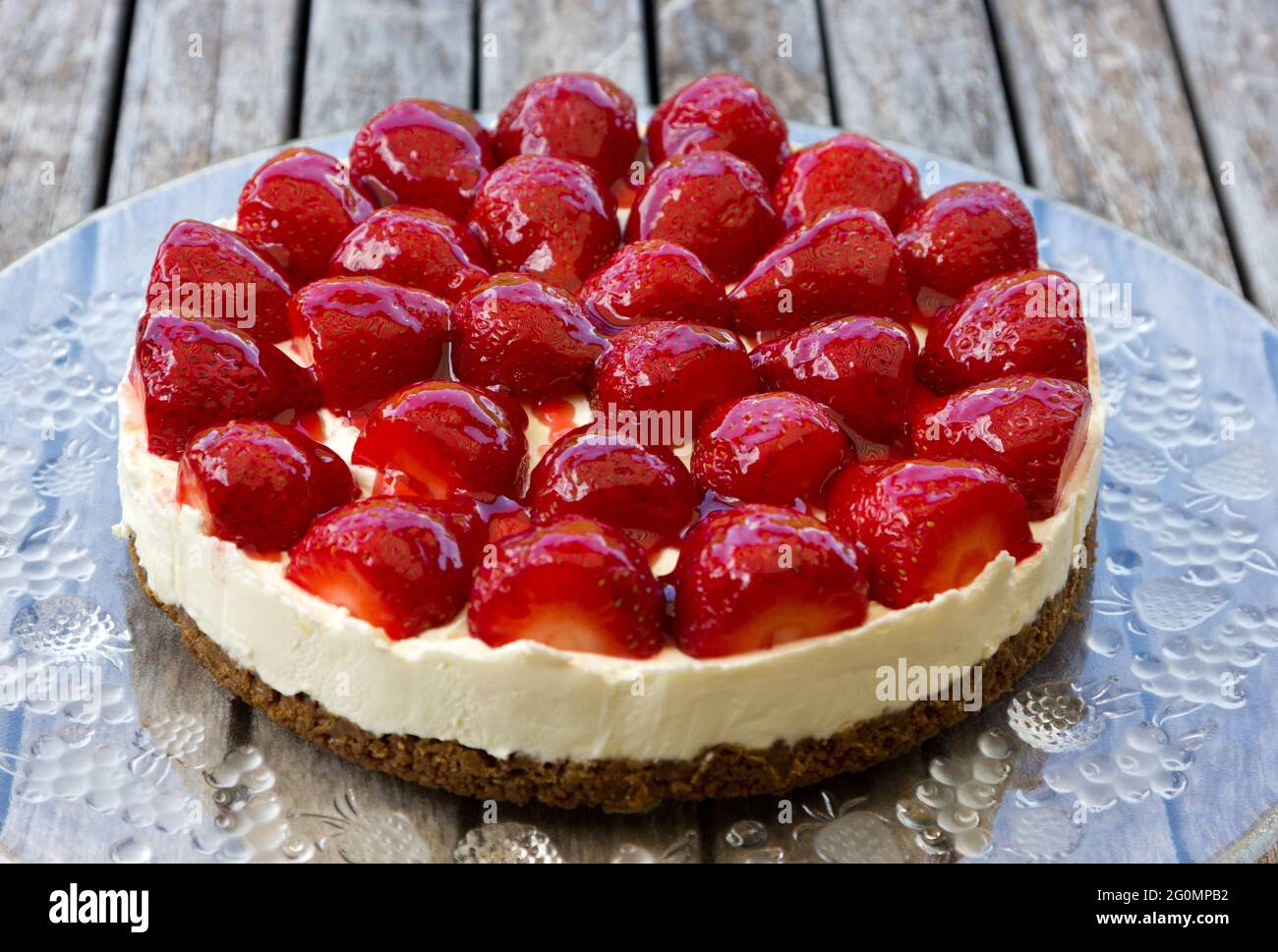 Cheesecake à la fraise sur une base en verre Banque D'Images