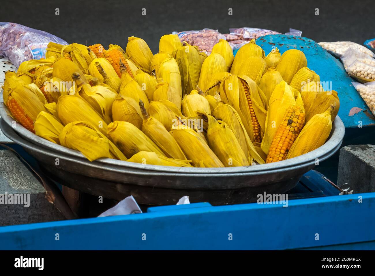 Maïs doux jaune bouilli sur le bureau à vendre à la plage de Kanyakumari, Tamilnadu Inde. Banque D'Images