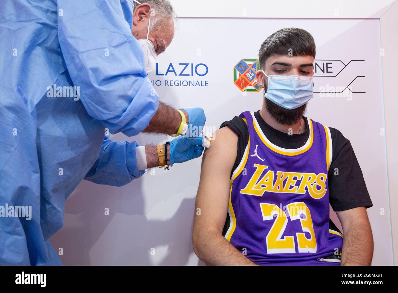 Rome, Italie. 1er juin 2021. Un étudiant est vacciné avec le vaccin Pfizer dans le centre de vaccination du centre commercial 'Porta di Roma' à Rome, Italie, le 1er juin 2021. (Photo de Matteo Nardone/Pacific Press/Sipa USA) crédit: SIPA USA/Alay Live News Banque D'Images