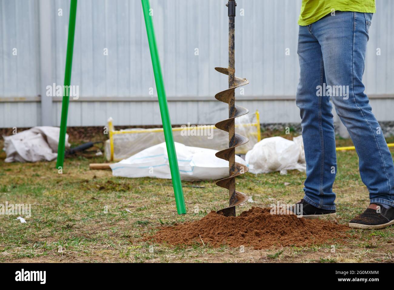 Illustration d'une perceuse à main sur le sol Banque D'Images
