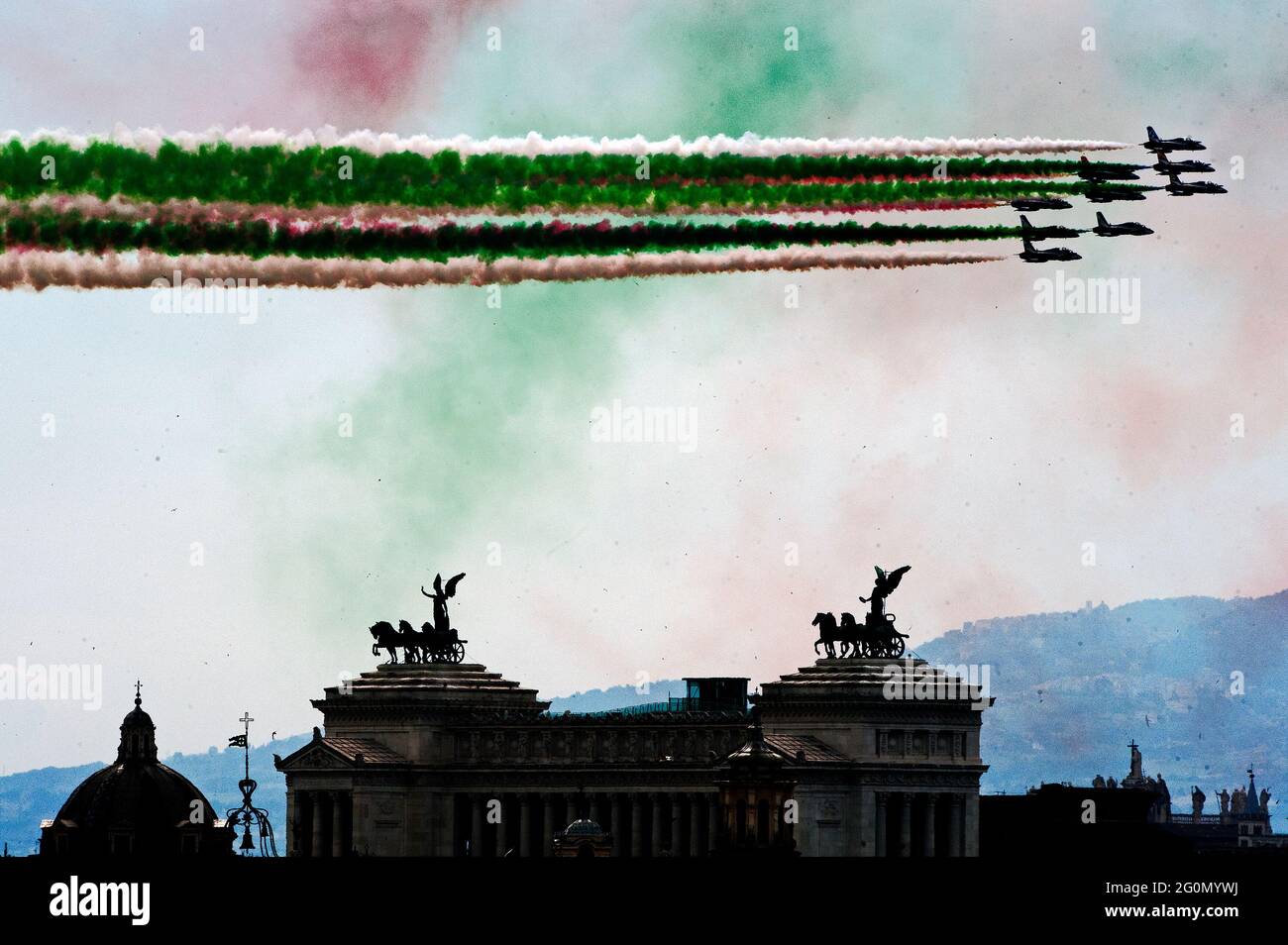 Rome, Italie. 02 juin 2021. 2 juin 202 : l'équipe acrobatique de l'armée de l'air spéciale à trois couleurs 'Frecce Tricolori' survole Rome et le Vatican tandis que l'Italie célèbre l'anniversaire de son unification crédit: Agence de photo indépendante/Alamy Live News Banque D'Images