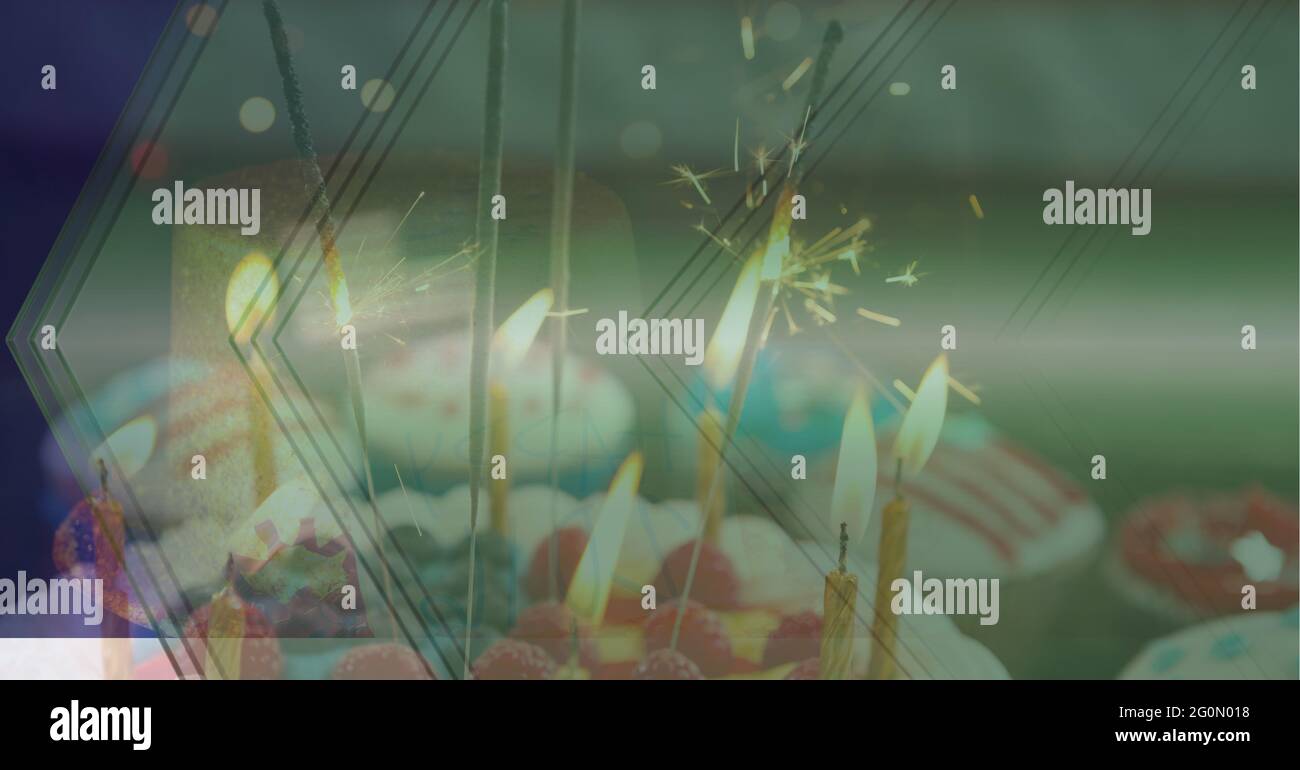 Composition de spapers et gâteau d'anniversaire avec bougies et espace de copie au-dessus du drapeau américain Banque D'Images