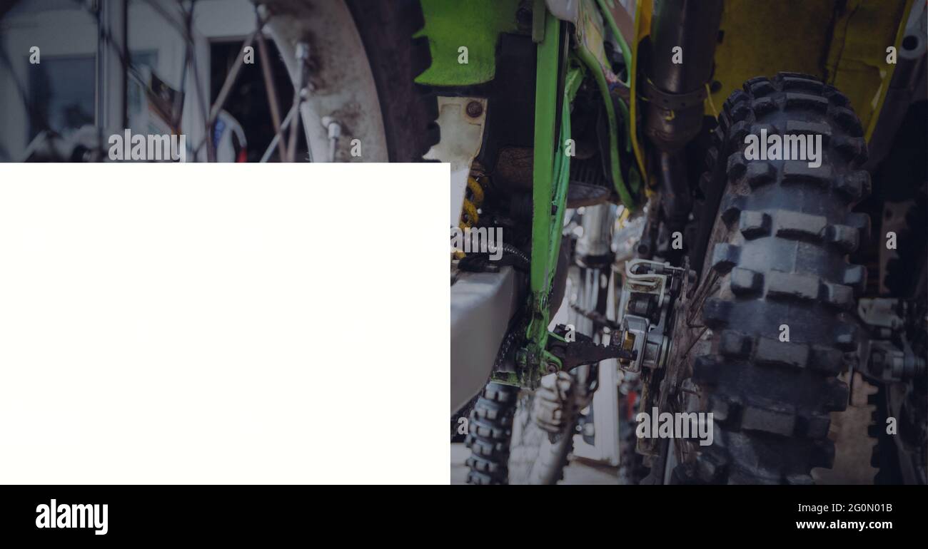 Composition des pneus de moto et rectangle blanc avec espace de copie Banque D'Images