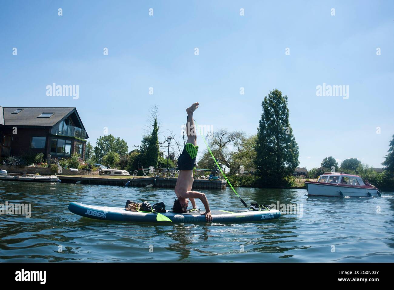 Un groupe d'amis qui s'amusent à paddler sur des kayaks et des sous-groupes sur la Tamise à Londres. Banque D'Images