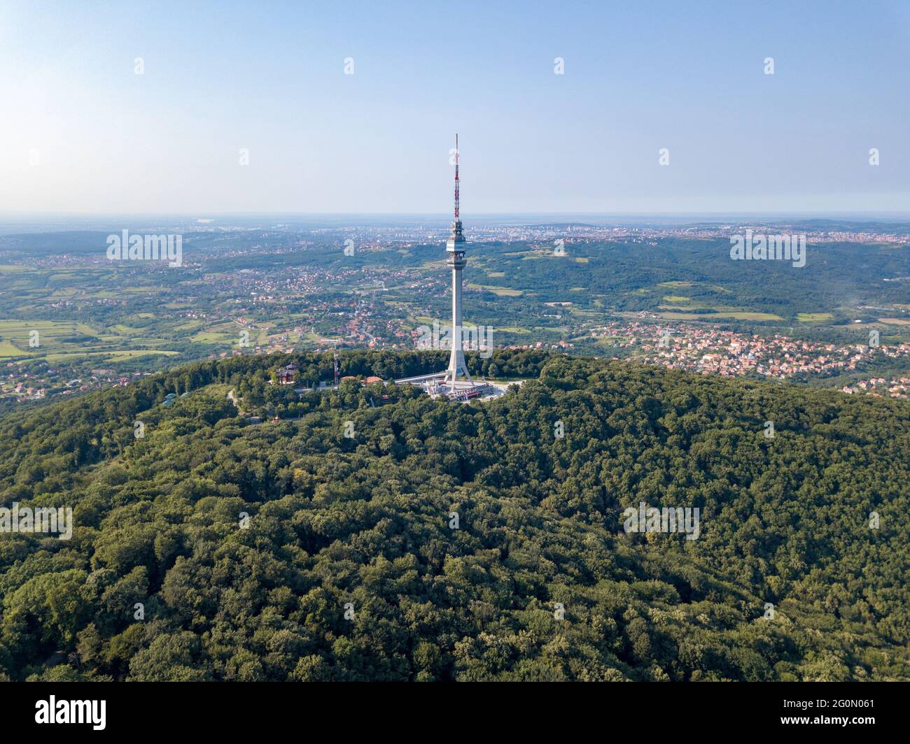 Prise de vue aérienne d'une tour de télévision au sommet de la montagne Avala Banque D'Images