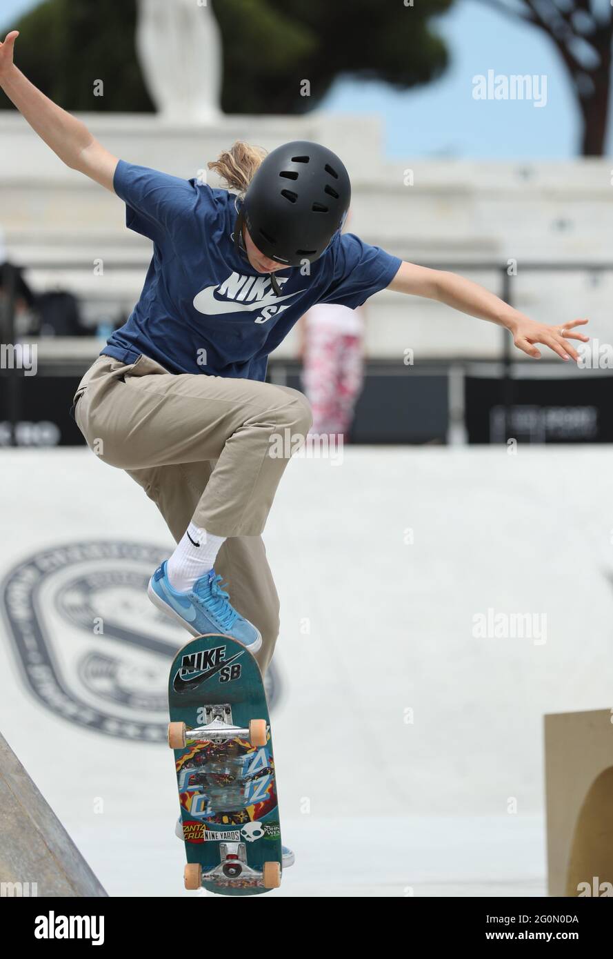 Rome, Italie. 2 juin 2021. Keet Oldenbeuving, des pays-Bas, est en  compétition lors de la qualification féminine des Championnats du monde de  skateboard de rue, un événement qualifiant pour les Jeux Olympiques