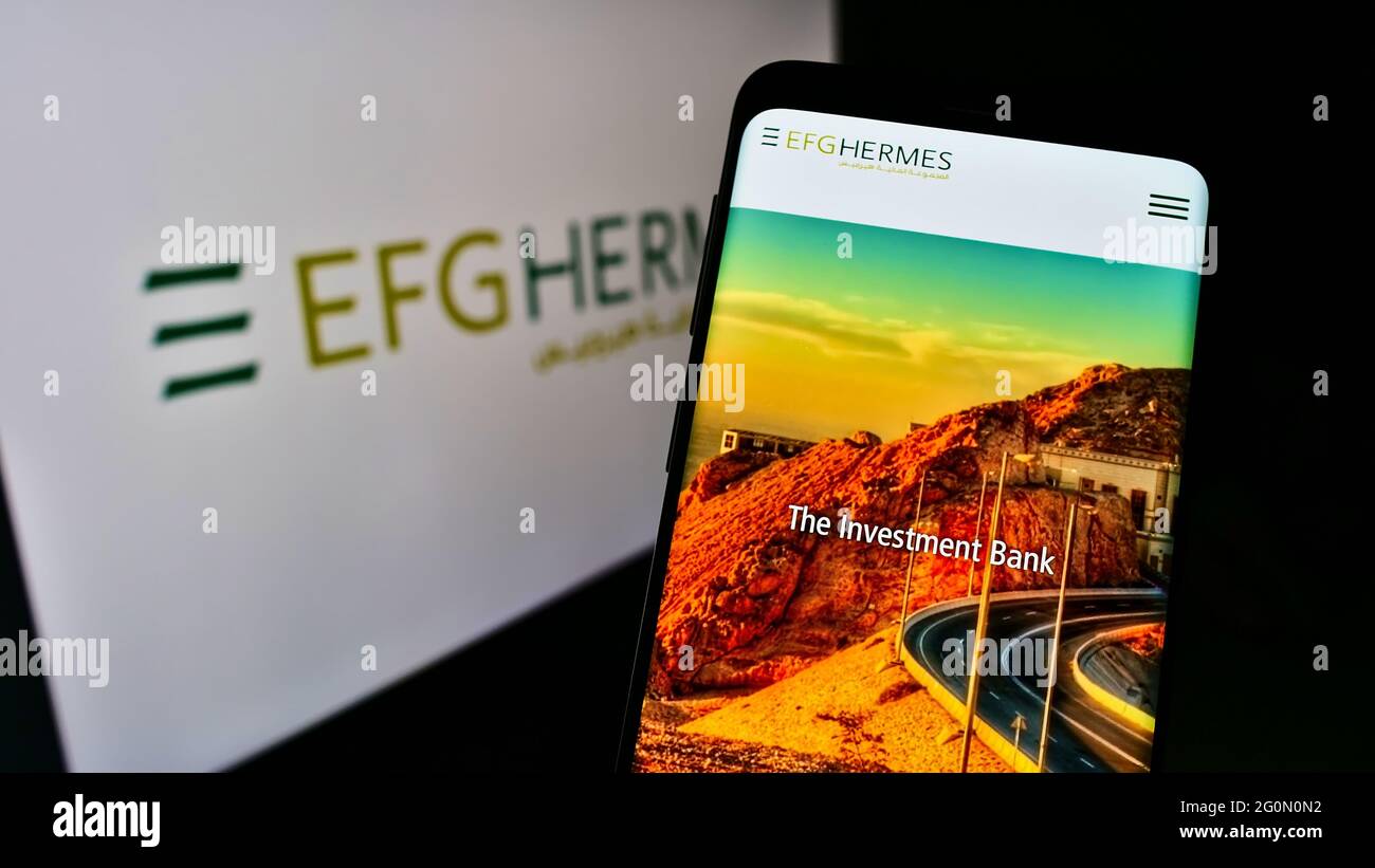Smartphone avec la page web de la société financière égyptienne EFG Hermes Holding S.A.E. à l'écran devant le logo. Concentrez-vous sur le centre de l'écran du téléphone. Banque D'Images
