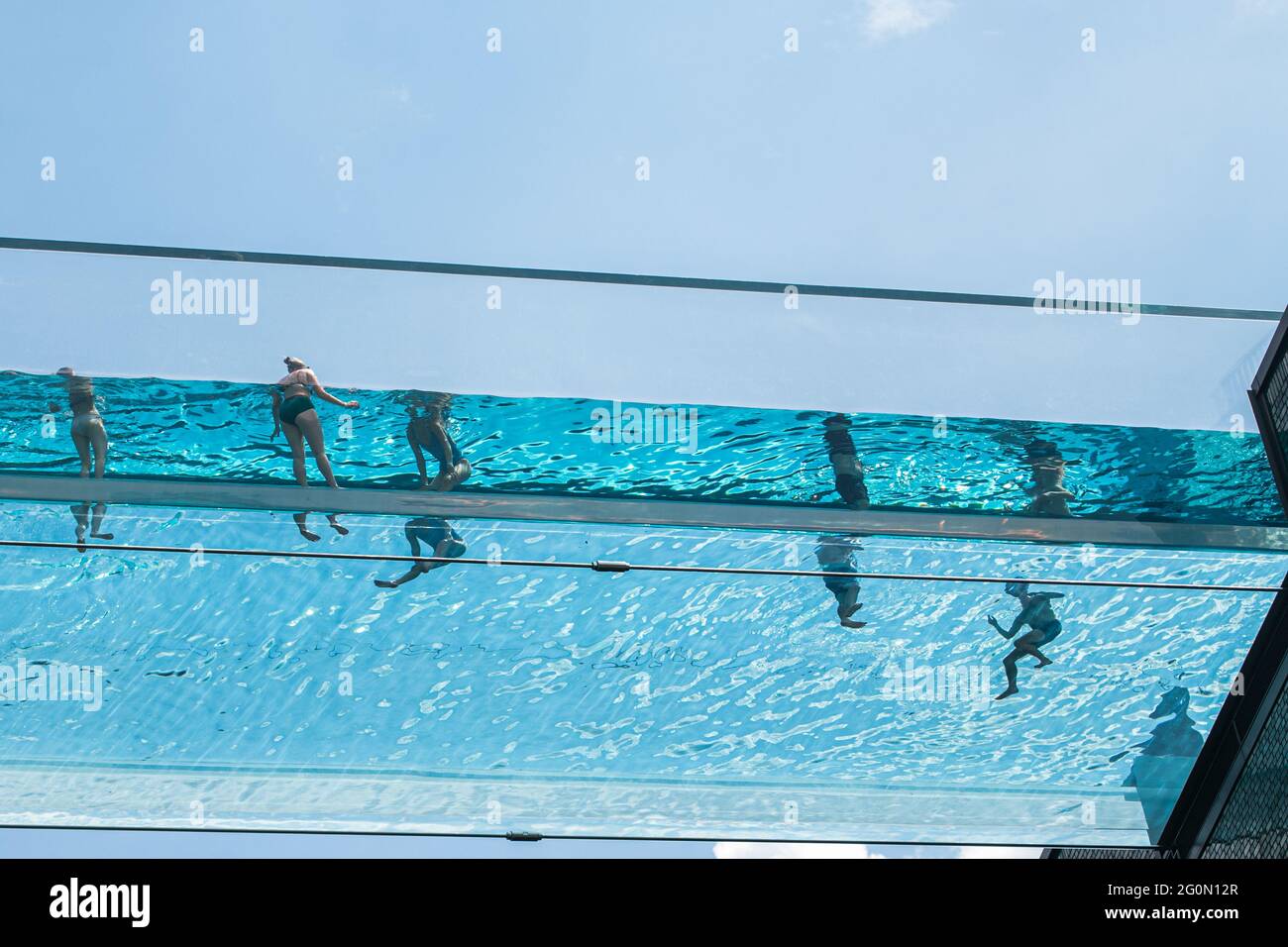 LONDRES 2 juin 2021 . Les nageurs se rafraîchissez au skypool transparent des jardins de l'Embassy à Londres lors d'une autre journée chaude dans la capitale lors d'une mini-vague de chaleur avec des températures supérieures à 25 °C. Le skypool à Embassy Gardens est la première piscine flottante au monde suspendue à 35 mètres (115 pieds) au-dessus du sol développée par EcoWorld Ballymore et forme un pont entre deux immeubles d'appartements qui ont ouvert le 19 mai 2021. Credit amer ghazzal/Alamy Live News Banque D'Images