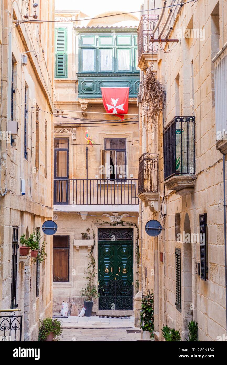 Rue étroite typique de la ville de Birgu, Malte Banque D'Images