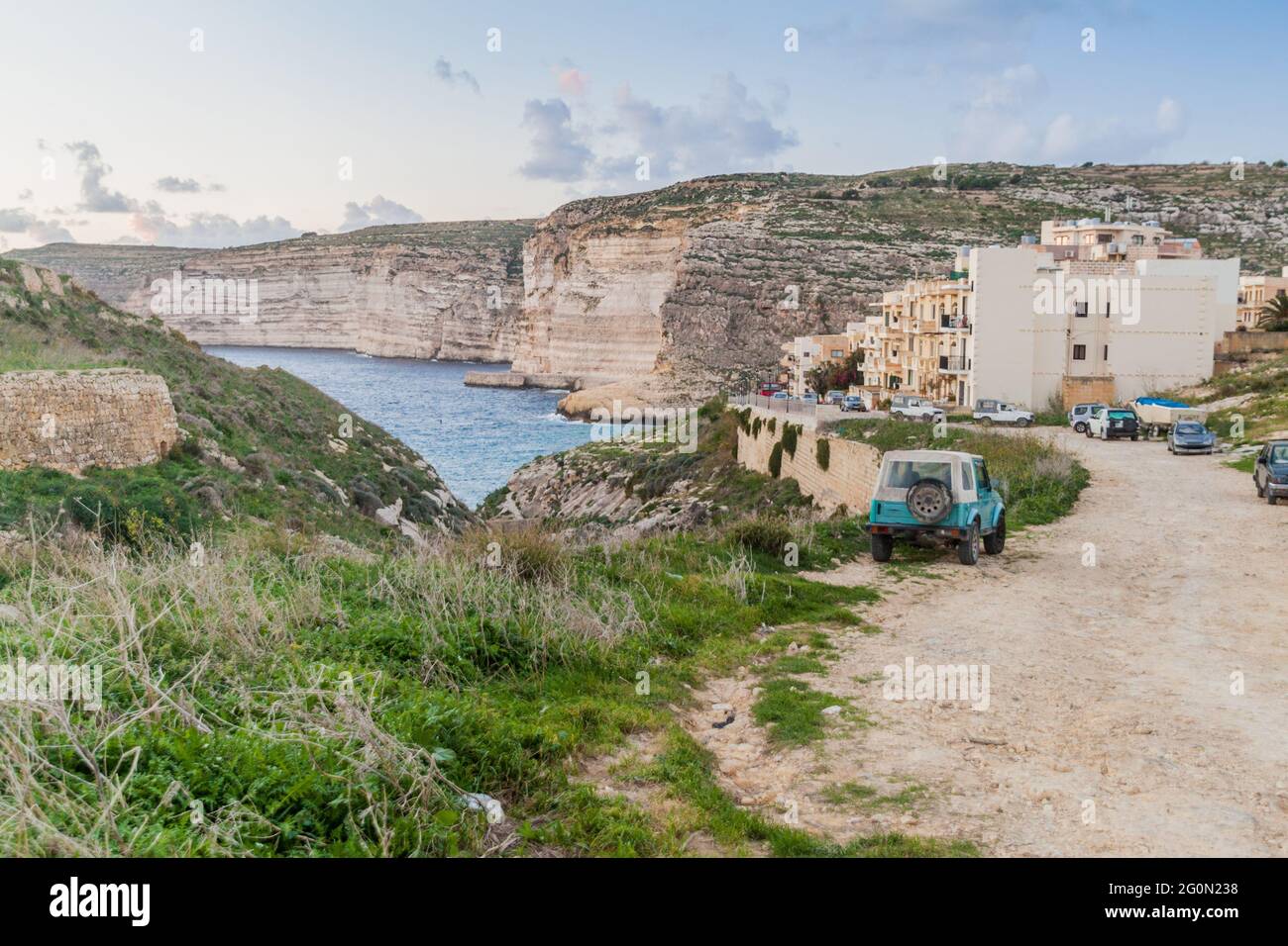 Falaises de la baie de Xlendi sur l'île de Gozo, Malte Banque D'Images
