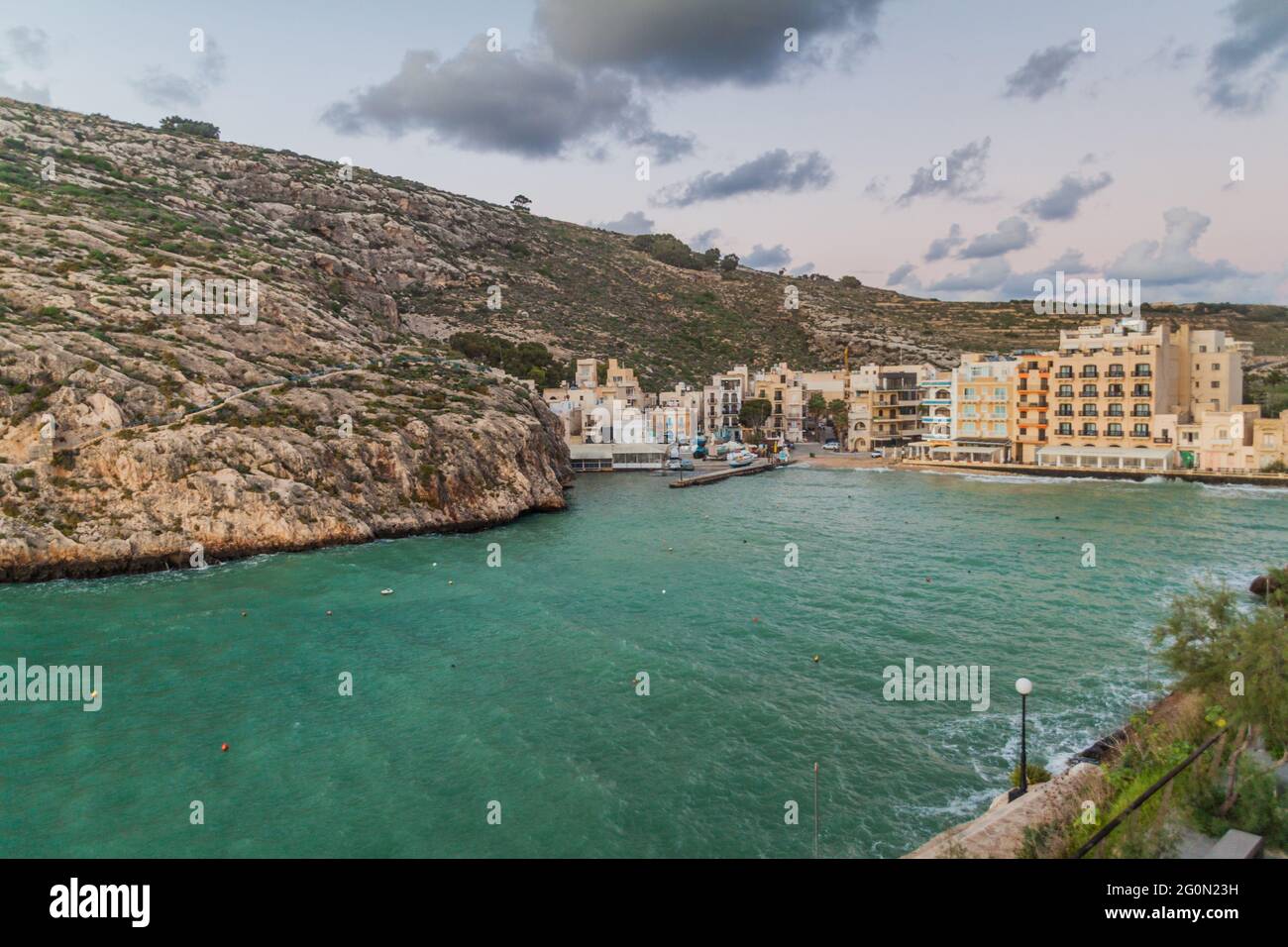 Front de mer dans la ville de Xlendi sur l'île de Gozo, Malte Banque D'Images