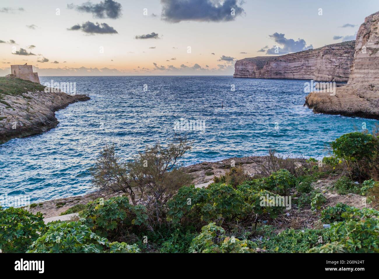 Falaises de la baie de Xlendi sur l'île de Gozo, Malte Banque D'Images