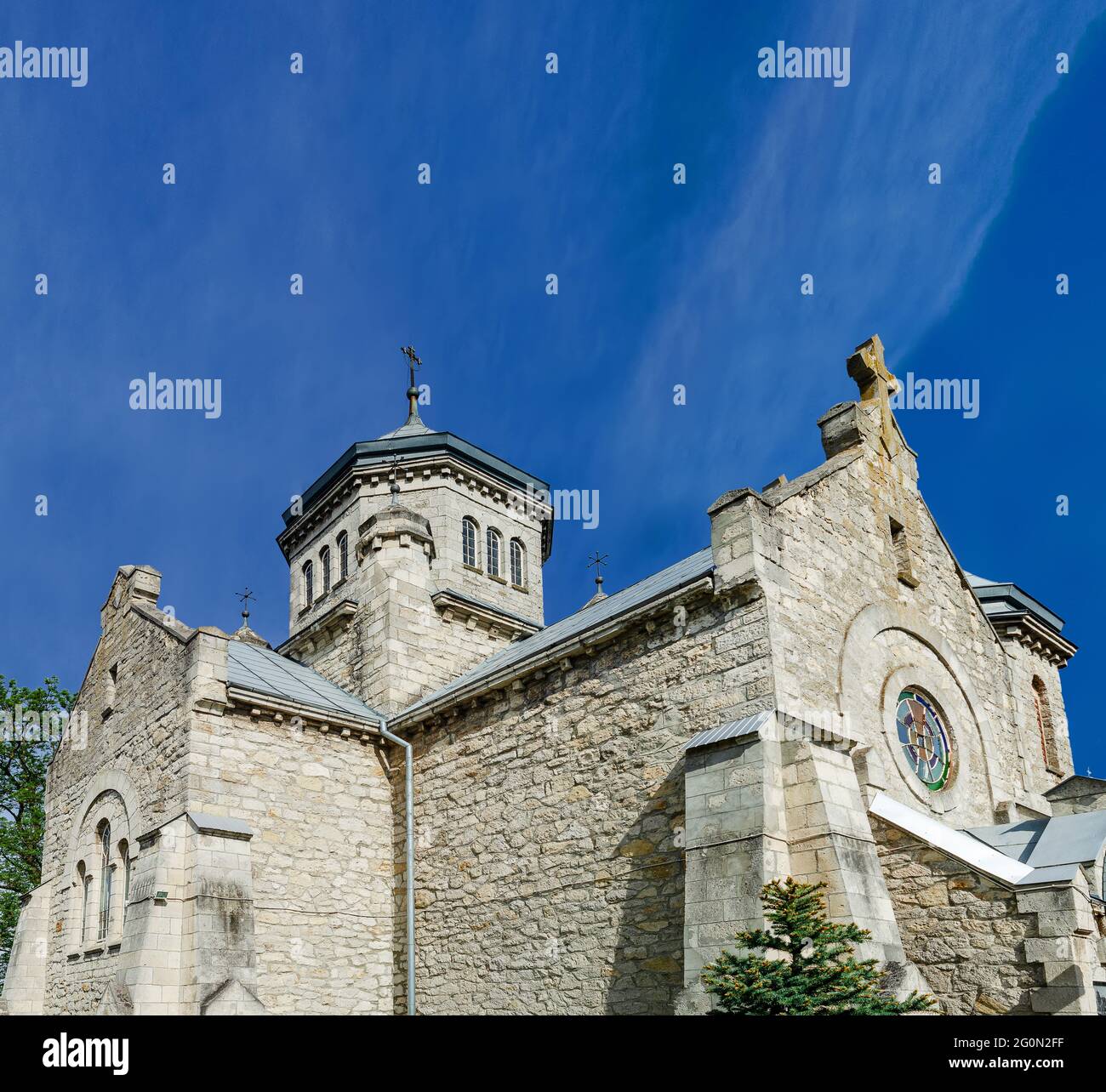 Ancienne église en pierre du début du XXe siècle sur fond de ciel bleu Banque D'Images