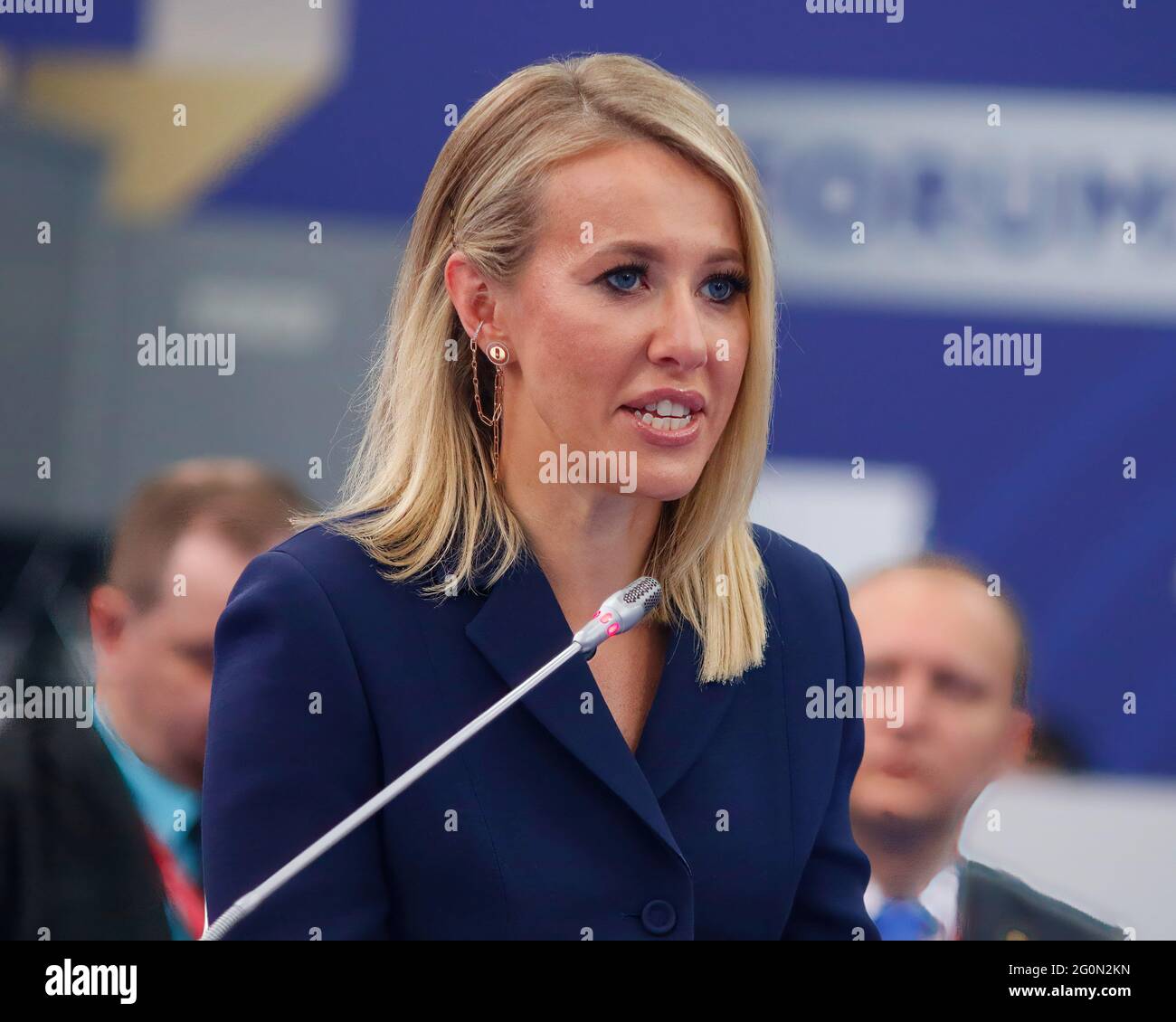 Ksenia Sobchak, journaliste, présentateur de télévision, parle au Forum économique international de Saint-Pétersbourg (SPIEF), "capitales d'art du monde: Qu'est-ce que les supervilles russes manquent pour obtenir un tel statut?". (Photo par Maksim Konstantinov / SOPA image/Sipa USA) Banque D'Images