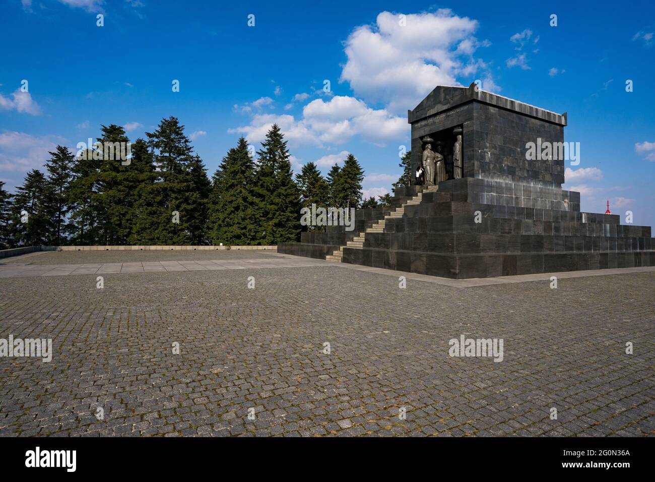 Monument héros inconnu au sommet de la montagne d'Avala et de la nature environnante Banque D'Images