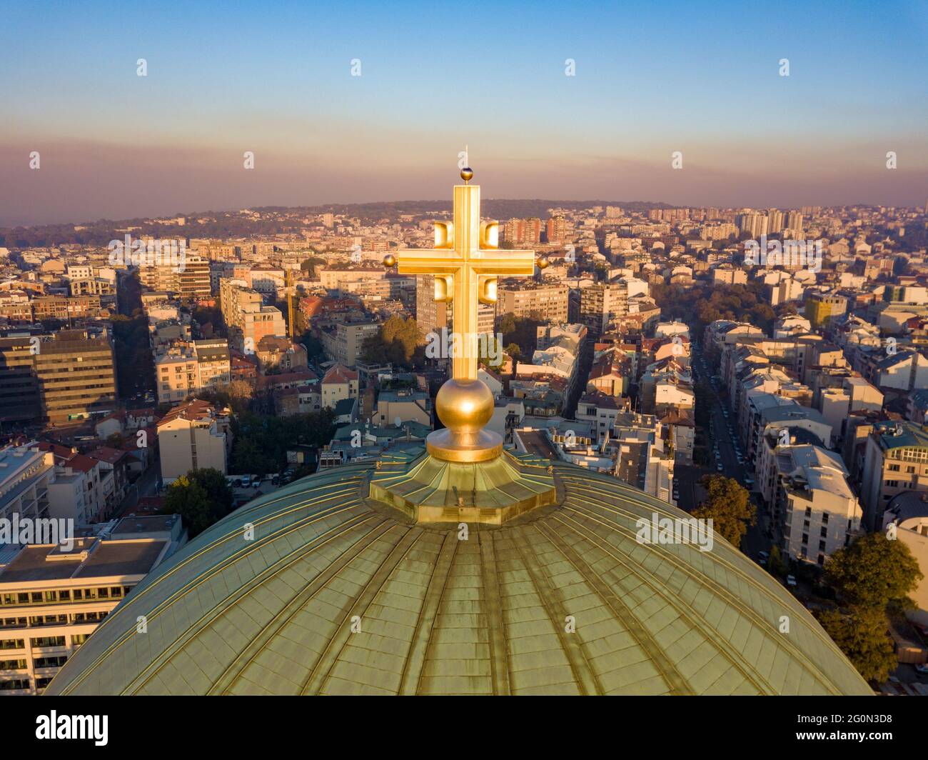 Vue aérienne de la croix dorée sur le sommet de la coupole du temple de Saint Sava à Belgrade Banque D'Images