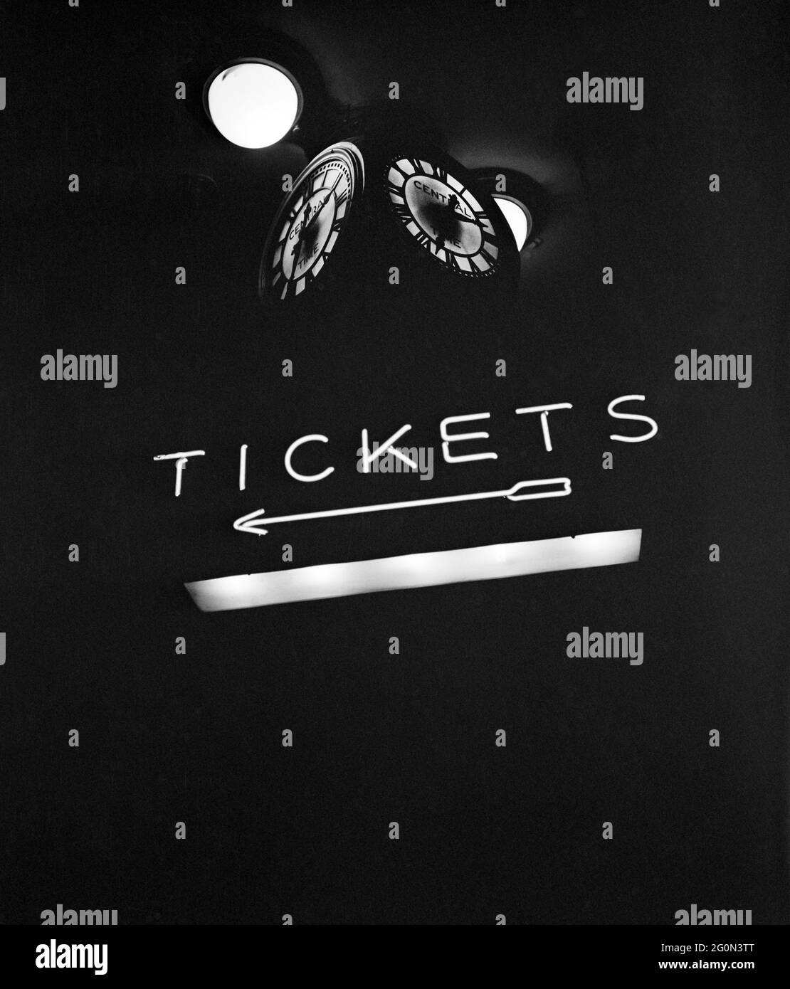 Ticket Sign and Clock, Union Station, Chicago, Illinois, États-Unis, Jack Delano, Bureau américain de l'information sur la guerre, janvier 1943 Banque D'Images
