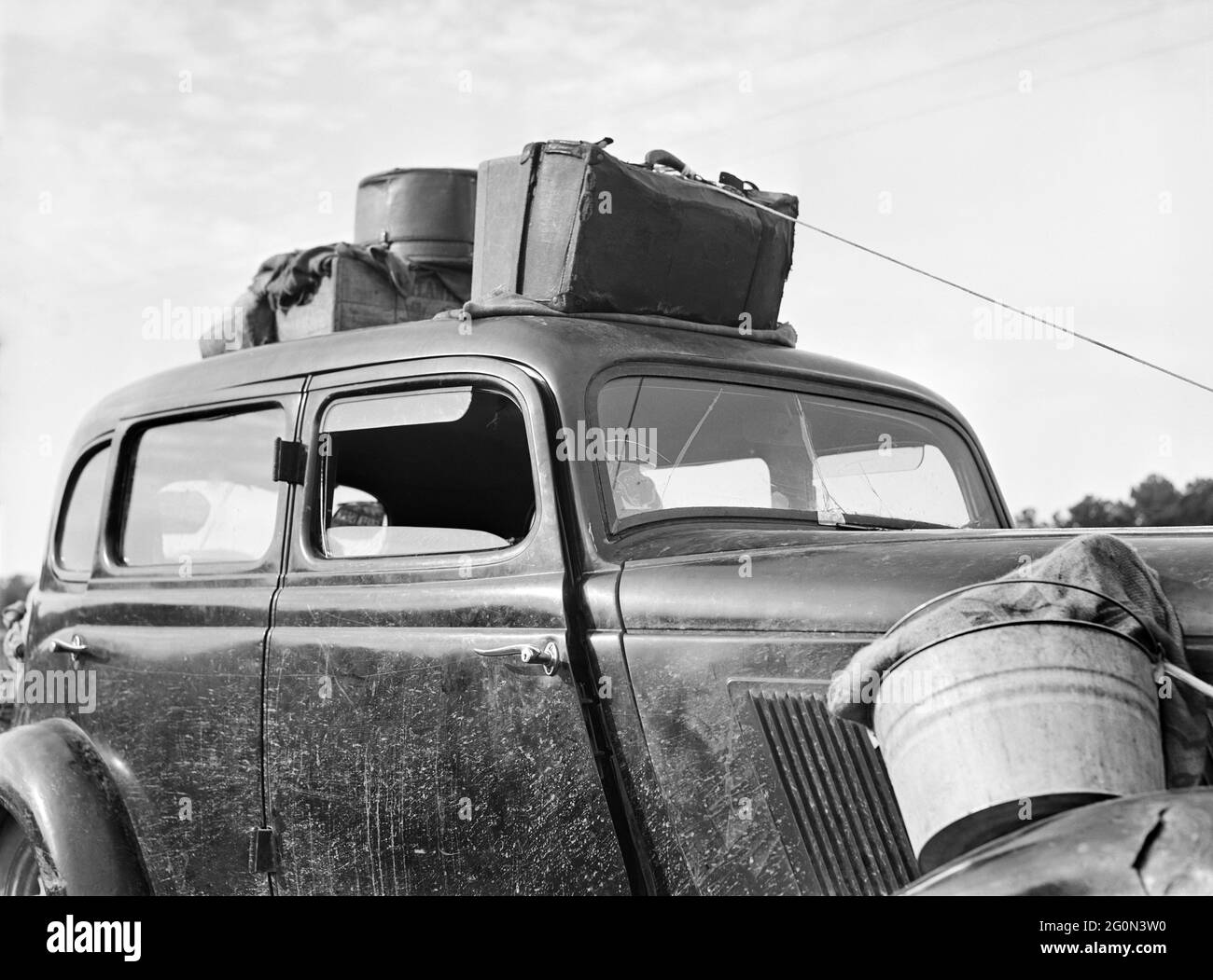 Voiture chargée de bagages appartenant à des travailleurs migrateurs sur leur chemin vers le New Jersey de la Floride, près de Shawboro, Caroline du Nord, États-Unis, Jack Delano, Administration américaine de la sécurité agricole, juillet 1940 Banque D'Images