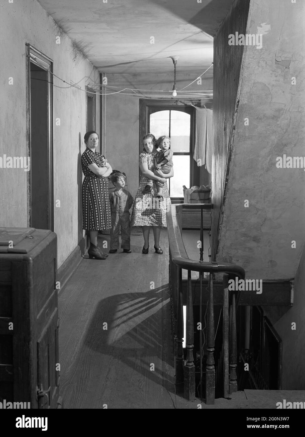 Deux femmes avec jeunes enfants dans le bâtiment de construction de taudis, Beaver Falls, Pennsylvanie, États-Unis, Jack Delano, Administration américaine de la sécurité agricole, janvier 1940 Banque D'Images