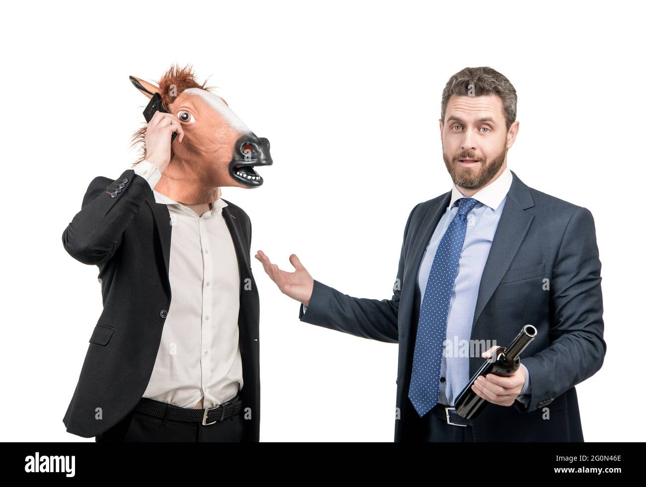 Homme d'affaires ivre montre à l'homme dur dans la tête de cheval parlant au téléphone sur la fête, travail-Holic Banque D'Images
