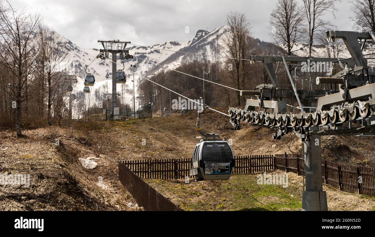Krasnaya Polyana téléphérique / Gondola pour grimper un sommet de montagne. Fonctionnement des mécanismes de levage. Niveau de sécurité. Russie Sotchi Krasnaya Polyana. 28. Banque D'Images