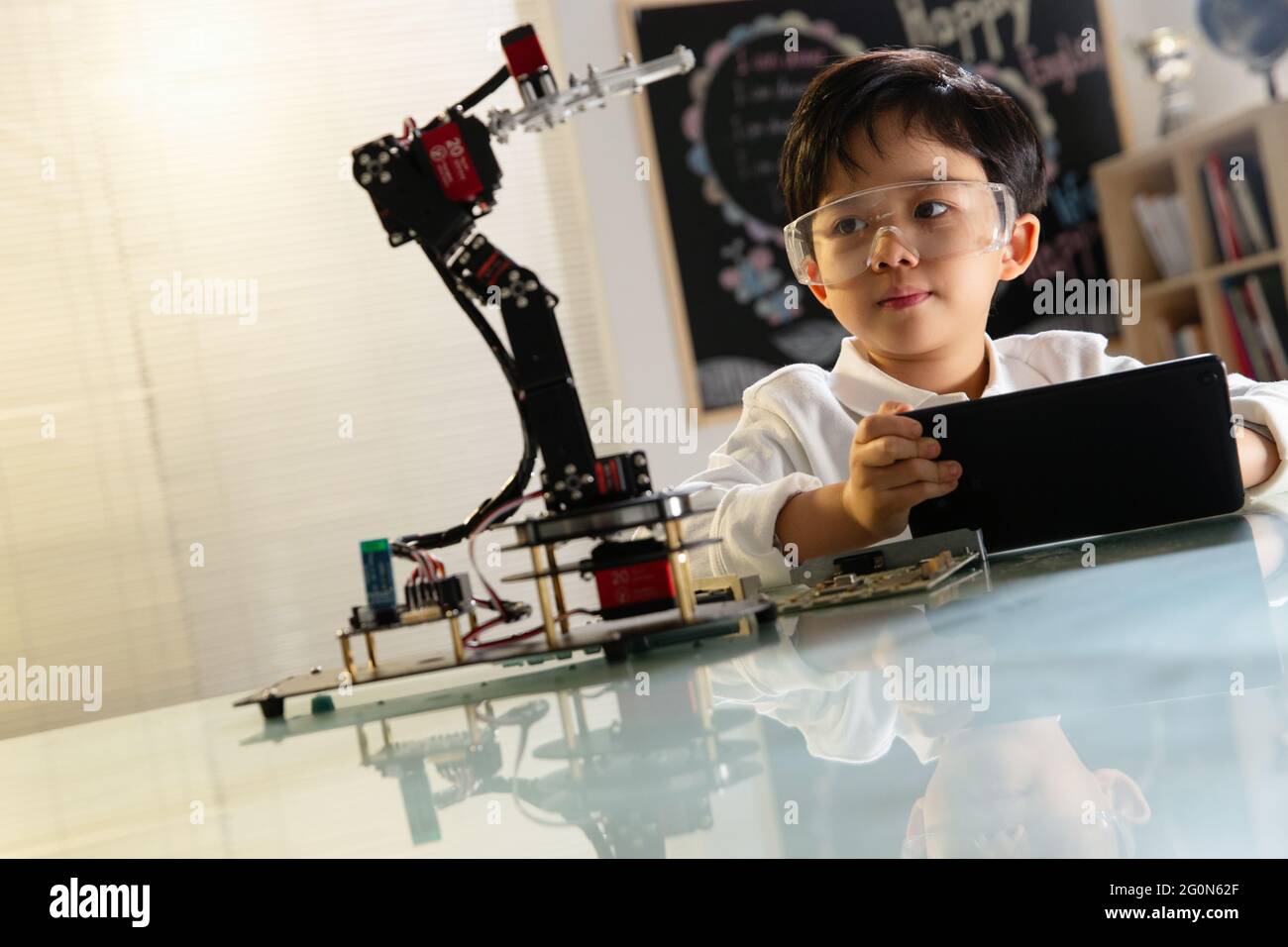 Les étudiants apprennent la programmation du robot Banque D'Images