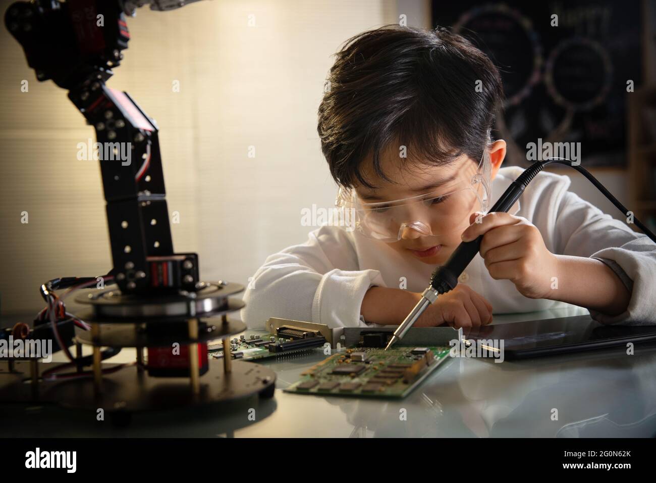 Les étudiants apprennent la programmation du robot Banque D'Images