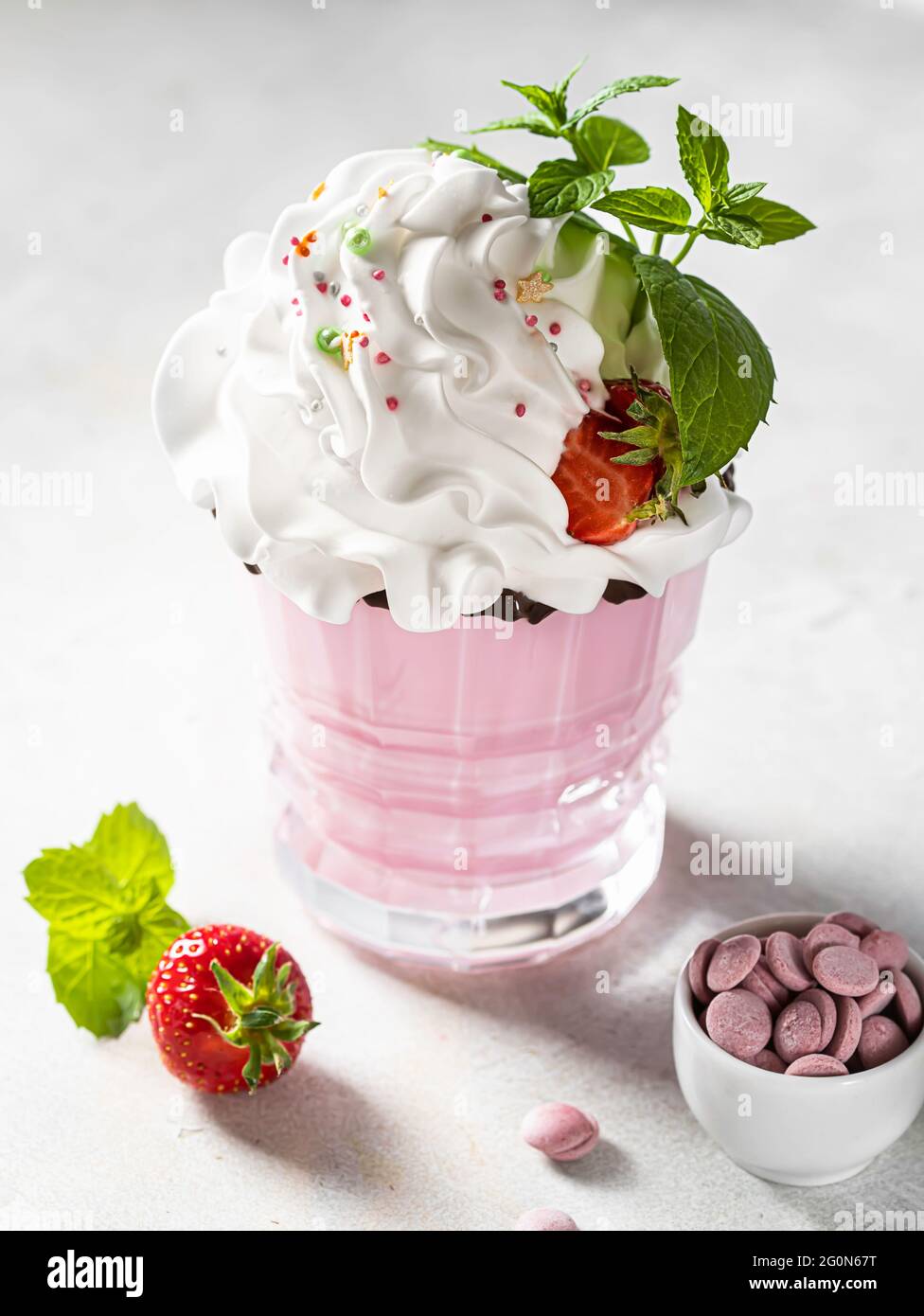 Milkshake aux fraises froides, avec des fraises fraîches et de la crème. Nourriture saine pour le petit déjeuner et les en-cas. Mise au point sélective Banque D'Images