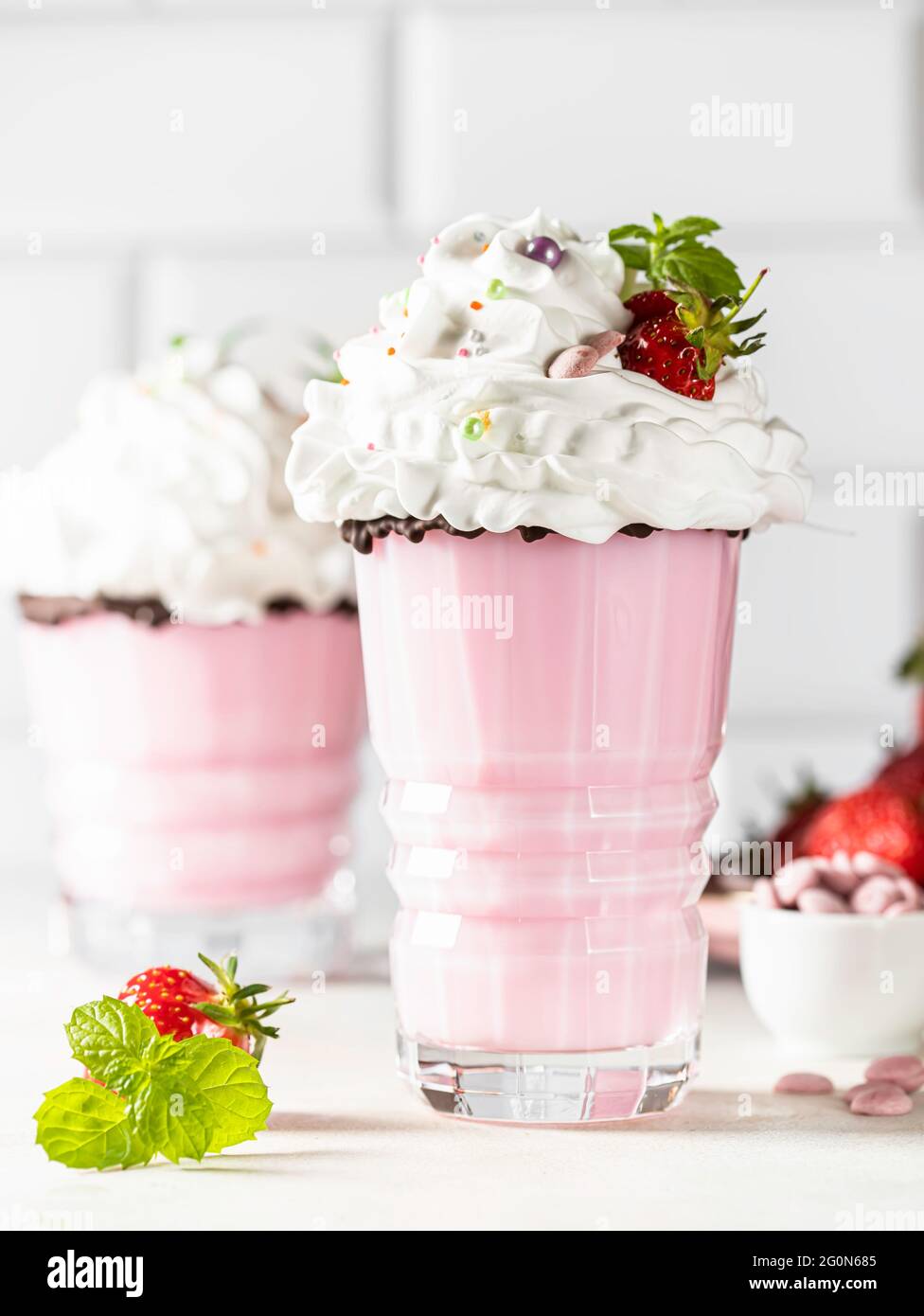 Milkshake aux fraises froides, avec des fraises fraîches et de la crème. Nourriture saine pour le petit déjeuner et les en-cas. Mise au point sélective Banque D'Images