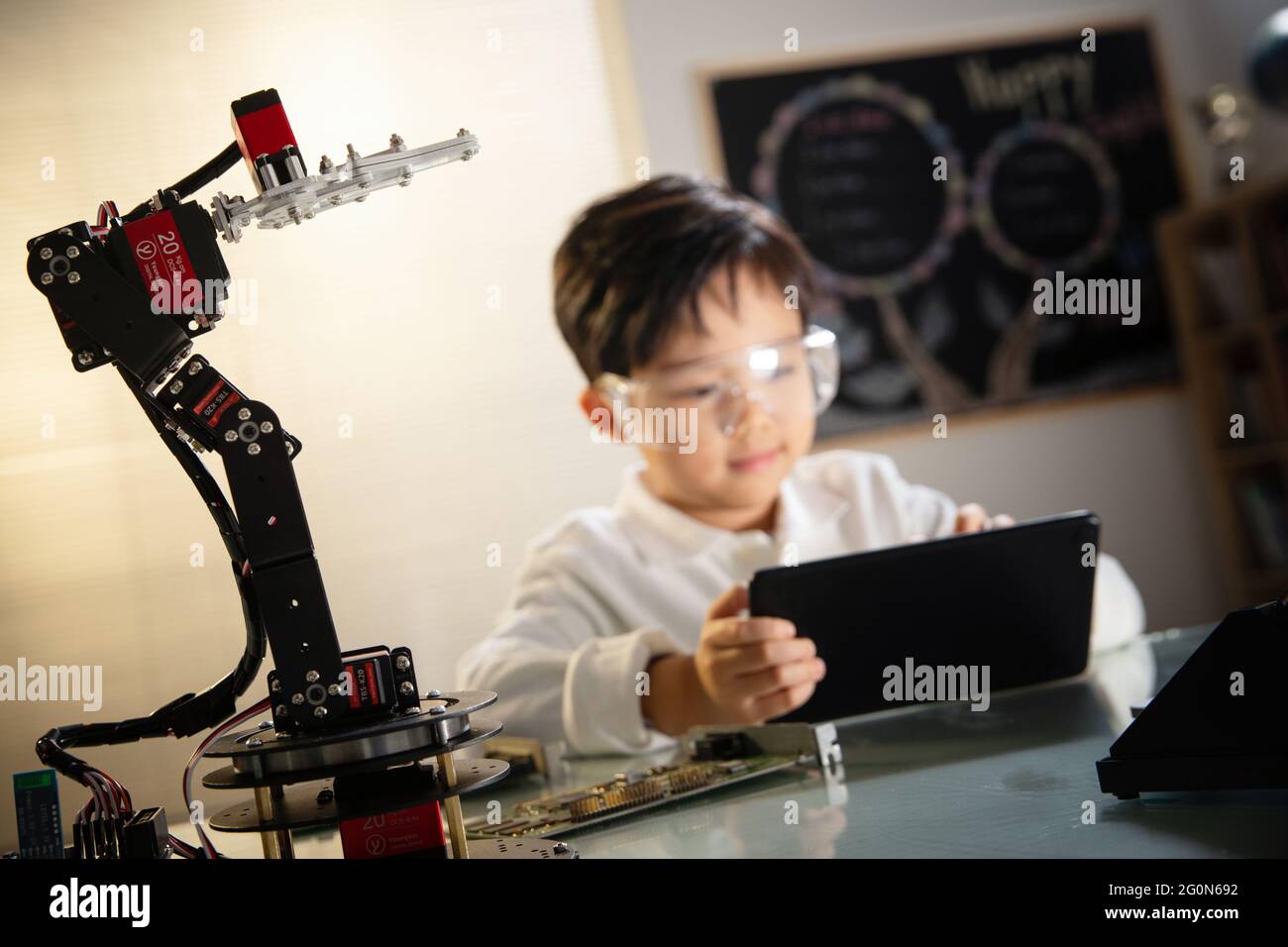 Les étudiants apprennent la programmation du robot Banque D'Images