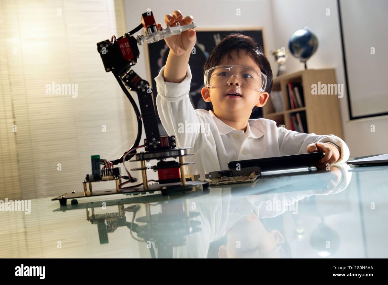 Les étudiants apprennent la programmation du robot Banque D'Images