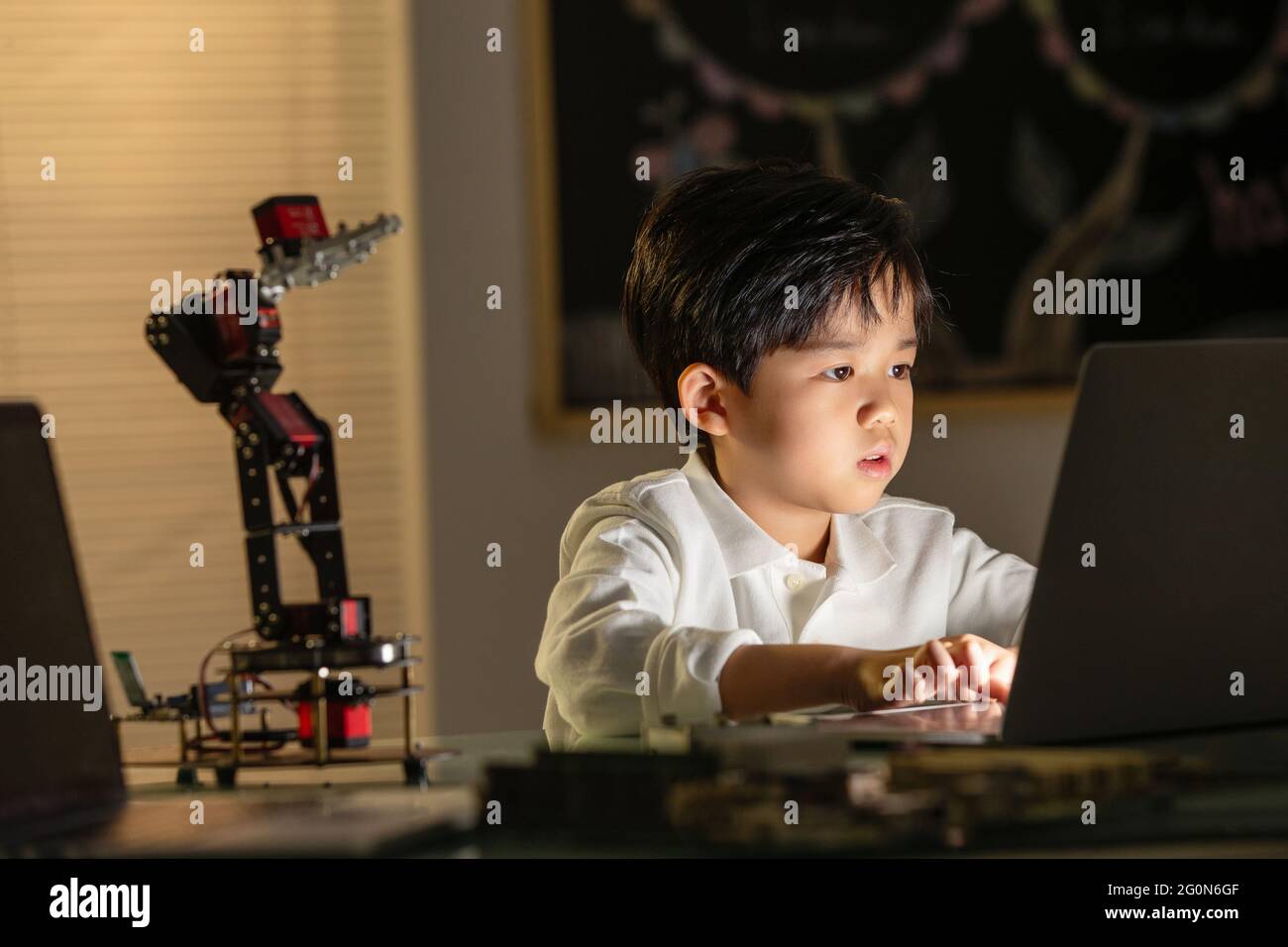 Les étudiants apprennent la programmation du robot Banque D'Images